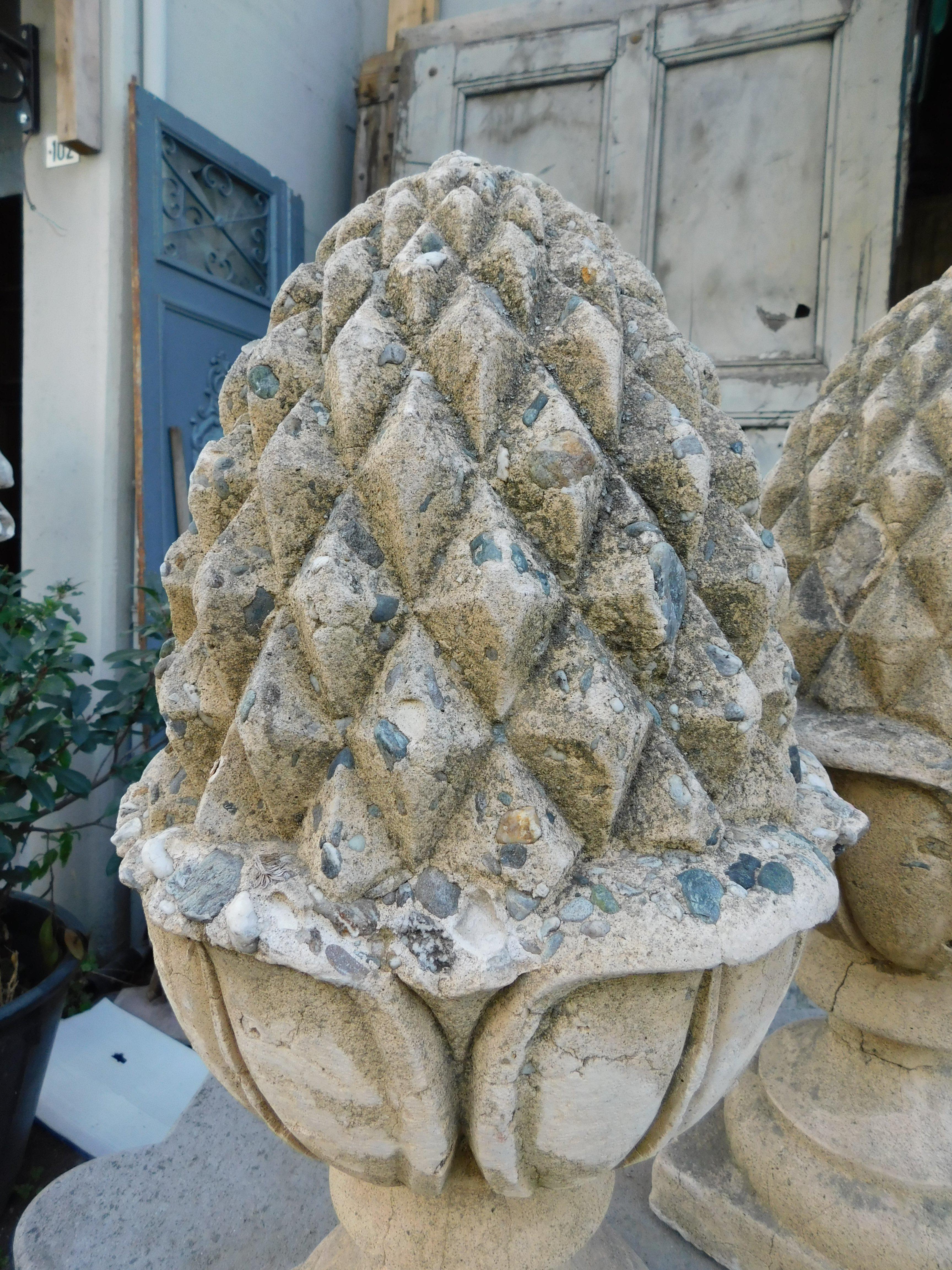 Pair of concrete pine cones, column or outdoor decoration, Italy In Good Condition For Sale In Cuneo, Italy (CN)