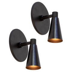 Paar Kegel 1 Wandleuchter von Research. Leuchten, schwarz, auf Bestellung gefertigt.