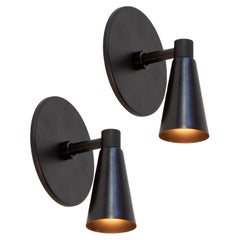 Paire d'appliques murales cône 1 par Research.Lighting, noires, fabriquées sur commande