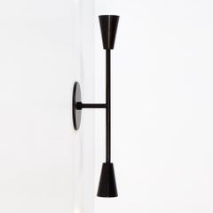 Coppia di lampade di cortesia a cono, grandi, di Research.Lighting, nere, su ordinazione