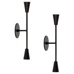 Coppia di lampade di cortesia a cono, grandi, di Research.Lighting, nere, su ordinazione