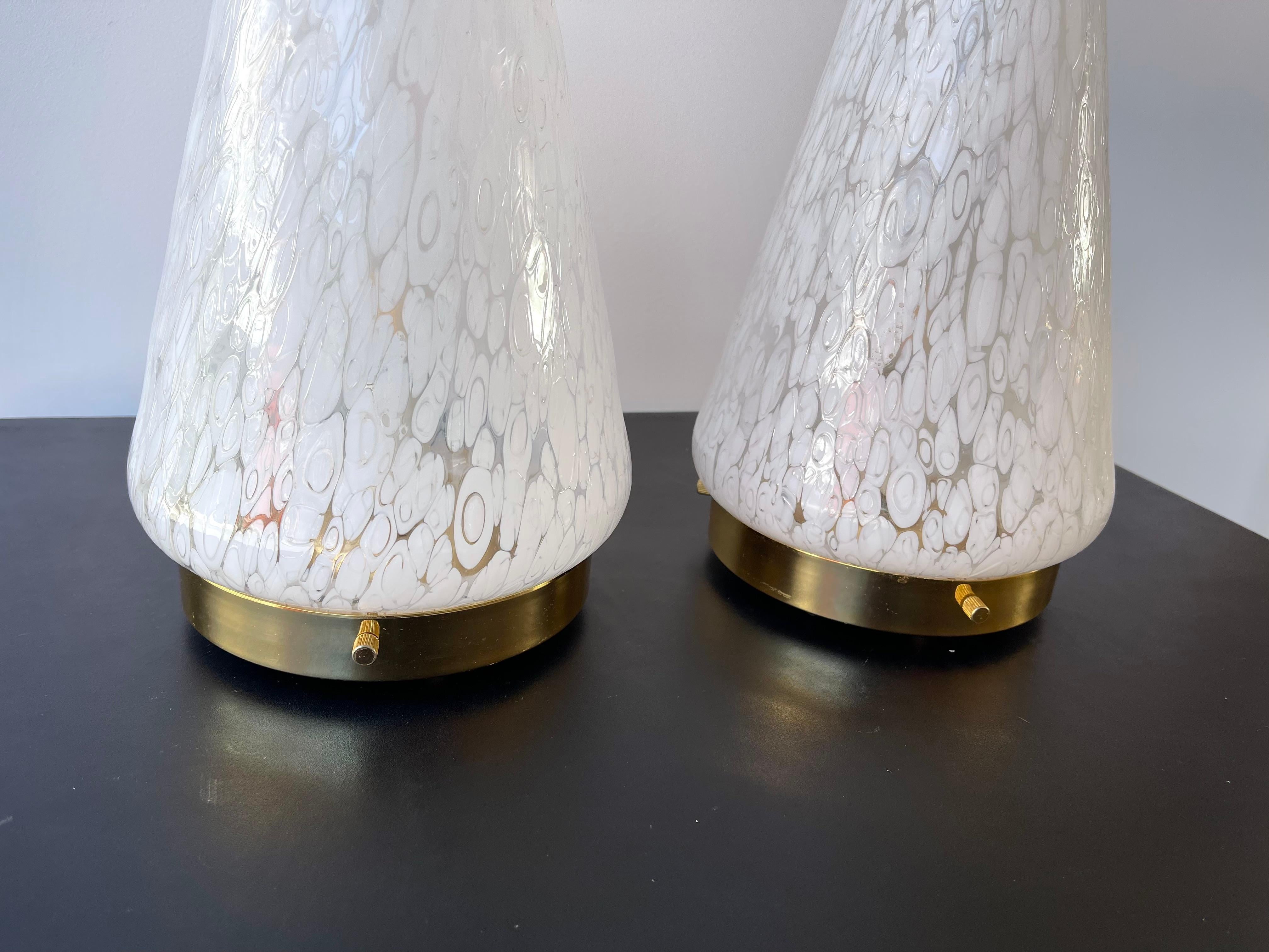 Laiton Paire de lampes cônes en verre de Murano et laiton par Esperia. Italie, 1970 en vente