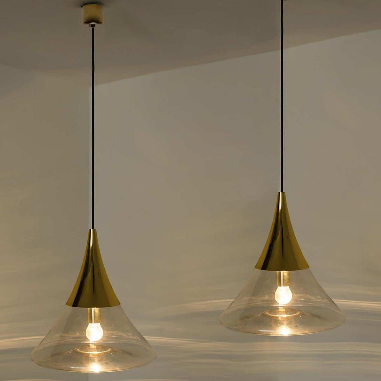 Paire de lampes à suspension en laiton et verre transparent en forme de cône par Limburg en vente 2
