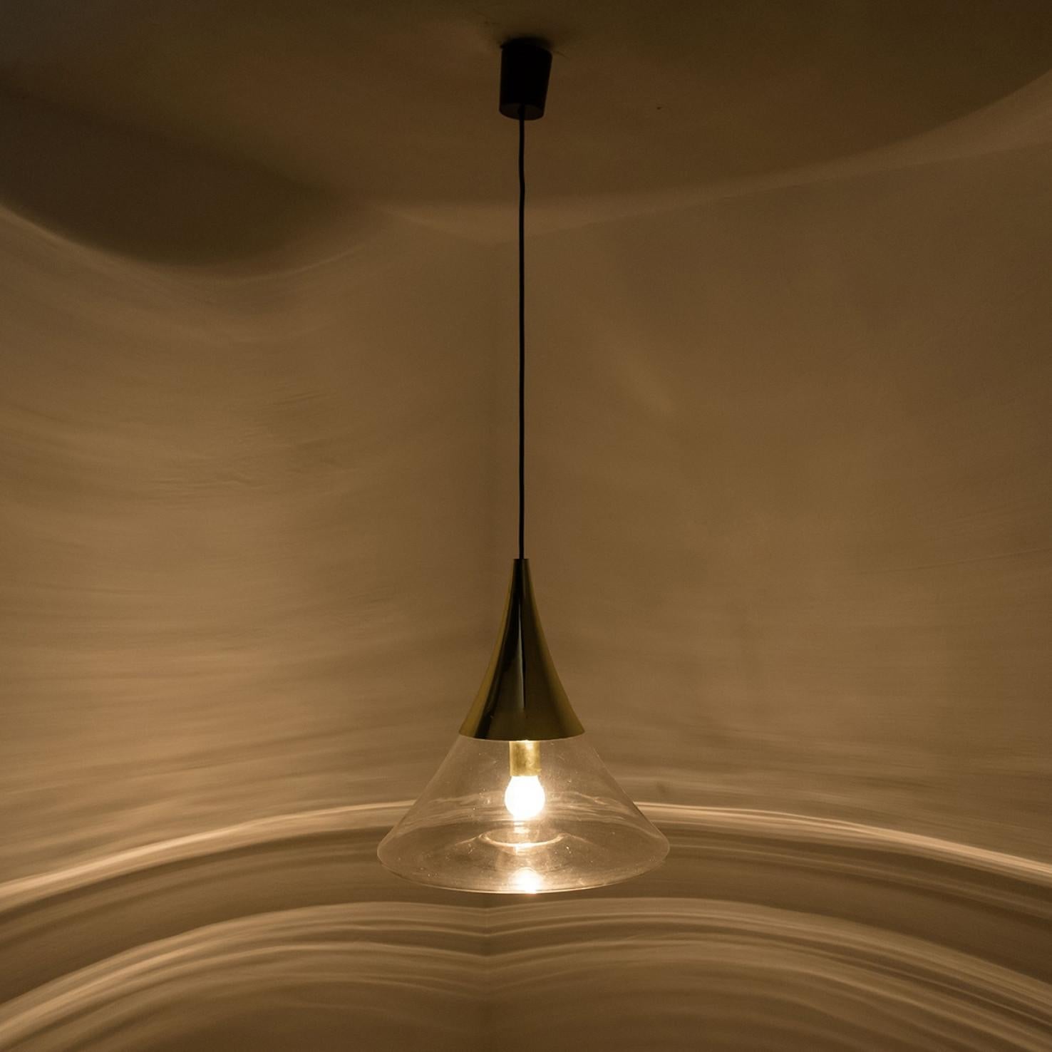 Paire de lampes à suspension en laiton et verre transparent en forme de cône par Limburg en vente 3