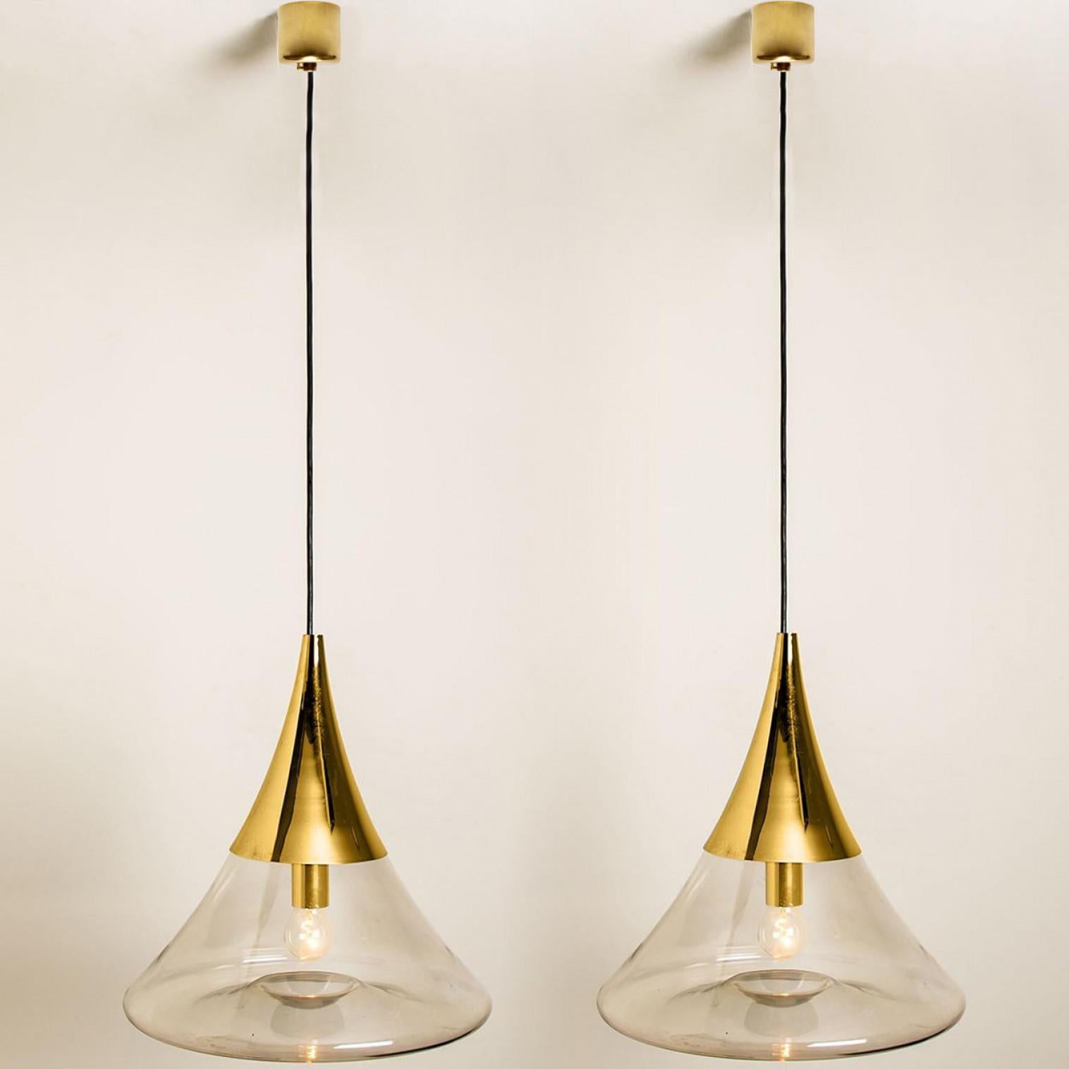 Zwei kegelförmige, minimalistische Leuchten von Limburg Glashütte, 1970. Klare Linien und zeitloses Design.

Tolle Qualität und in perfektem Zustand. Gereinigt, neu verkabelt und einsatzbereit.
Wir können kostenlos jede beliebige Kabellänge liefern.