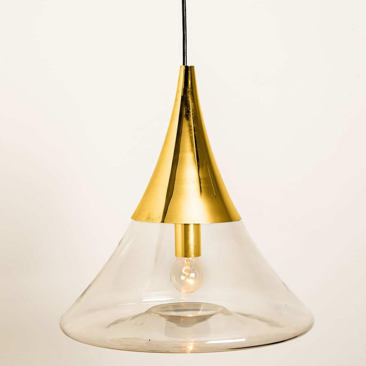 Paire de lampes à suspension en laiton et verre transparent en forme de cône par Limburg Bon état - En vente à Rijssen, NL