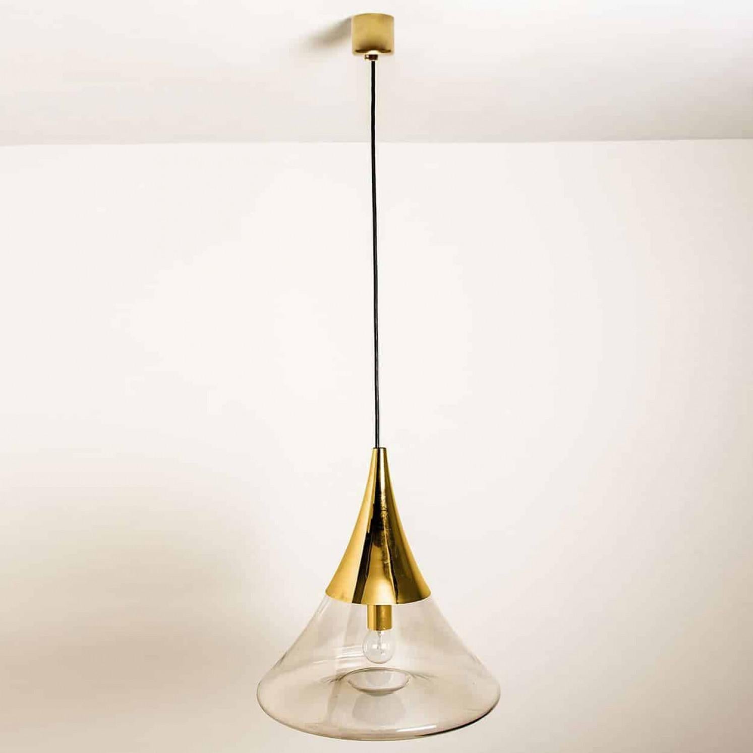 Début du XVIIe siècle Paire de lampes à suspension en laiton et verre transparent en forme de cône par Limburg en vente