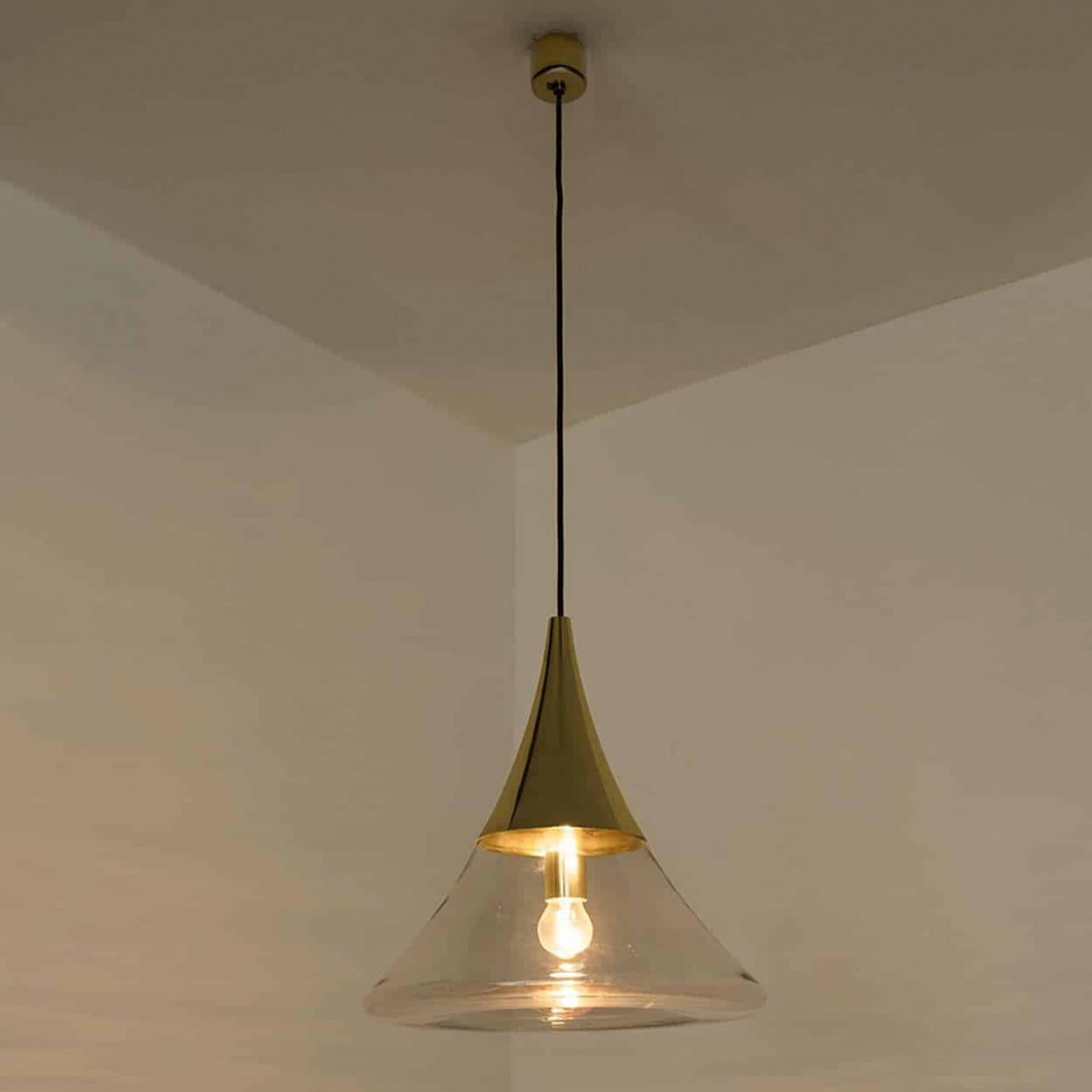 Laiton Paire de lampes à suspension en laiton et verre transparent en forme de cône par Limburg en vente