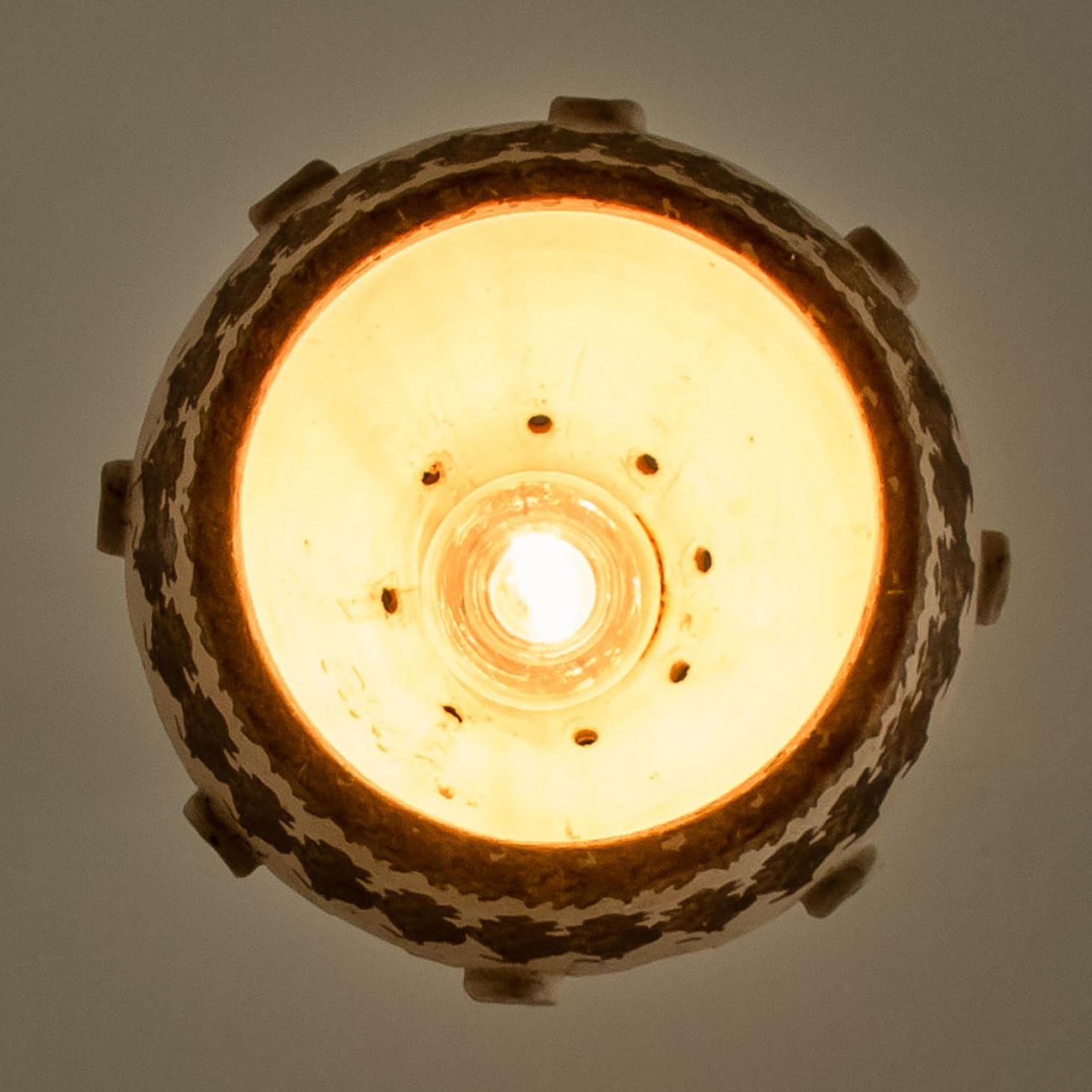 Coppia di lampade a sospensione a cono in ceramica bianca, marrone e beige, Danimarca, 1970 in vendita 2