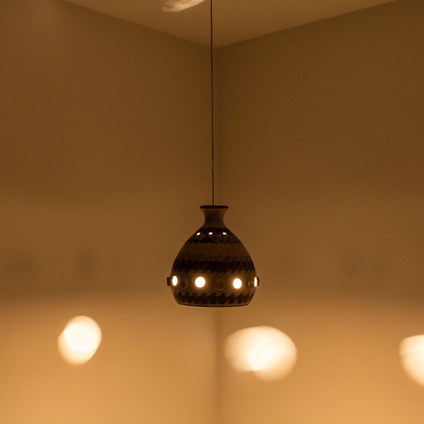 Coppia di lampade a sospensione a cono in ceramica bianca, marrone e beige, Danimarca, 1970 in vendita 3