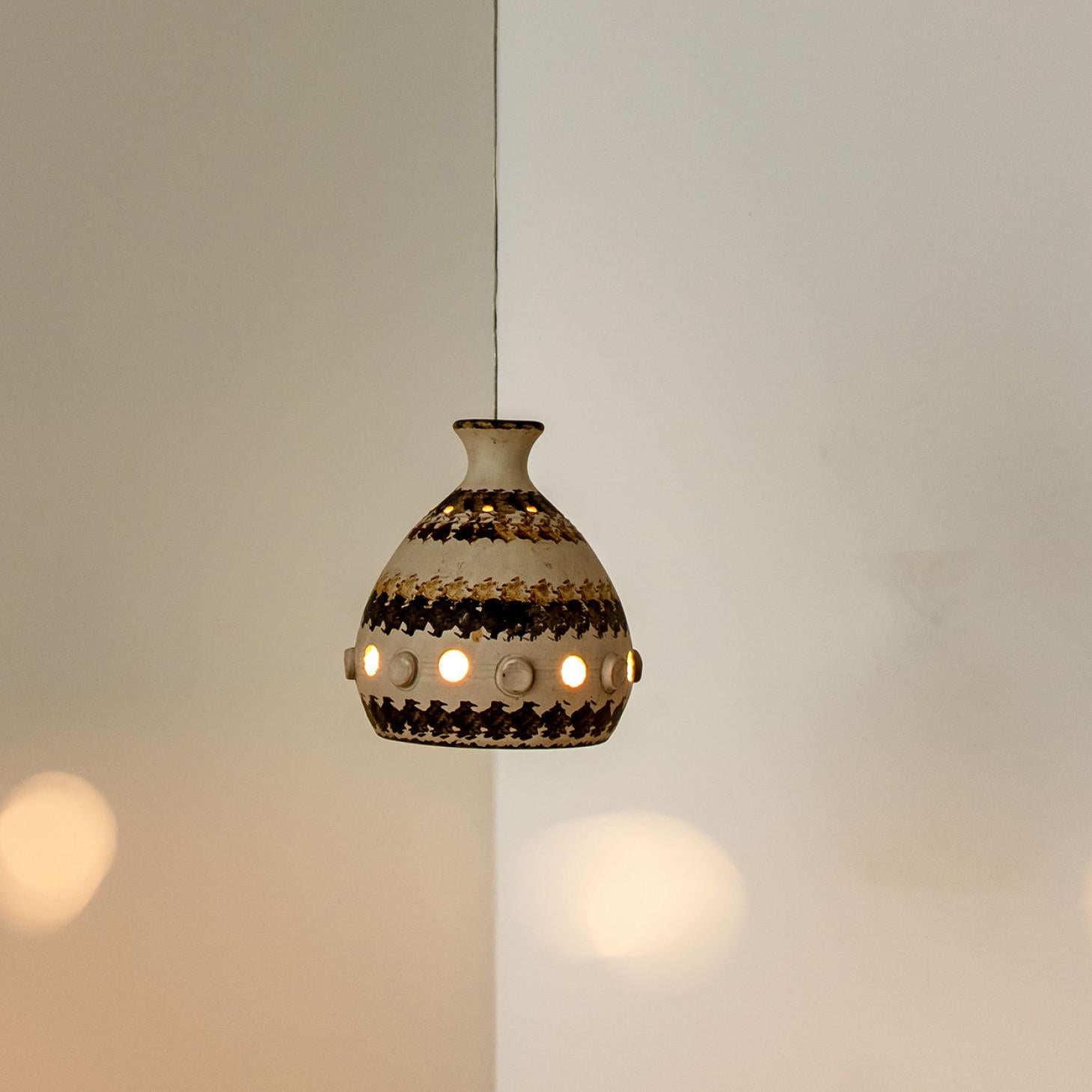 Coppia di lampade a sospensione a cono in ceramica bianca, marrone e beige, Danimarca, 1970 in vendita 4