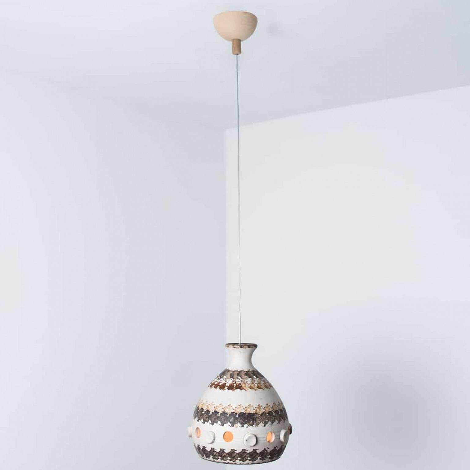 Coppia di lampade a sospensione a cono in ceramica bianca, marrone e beige, Danimarca, 1970 in vendita 4
