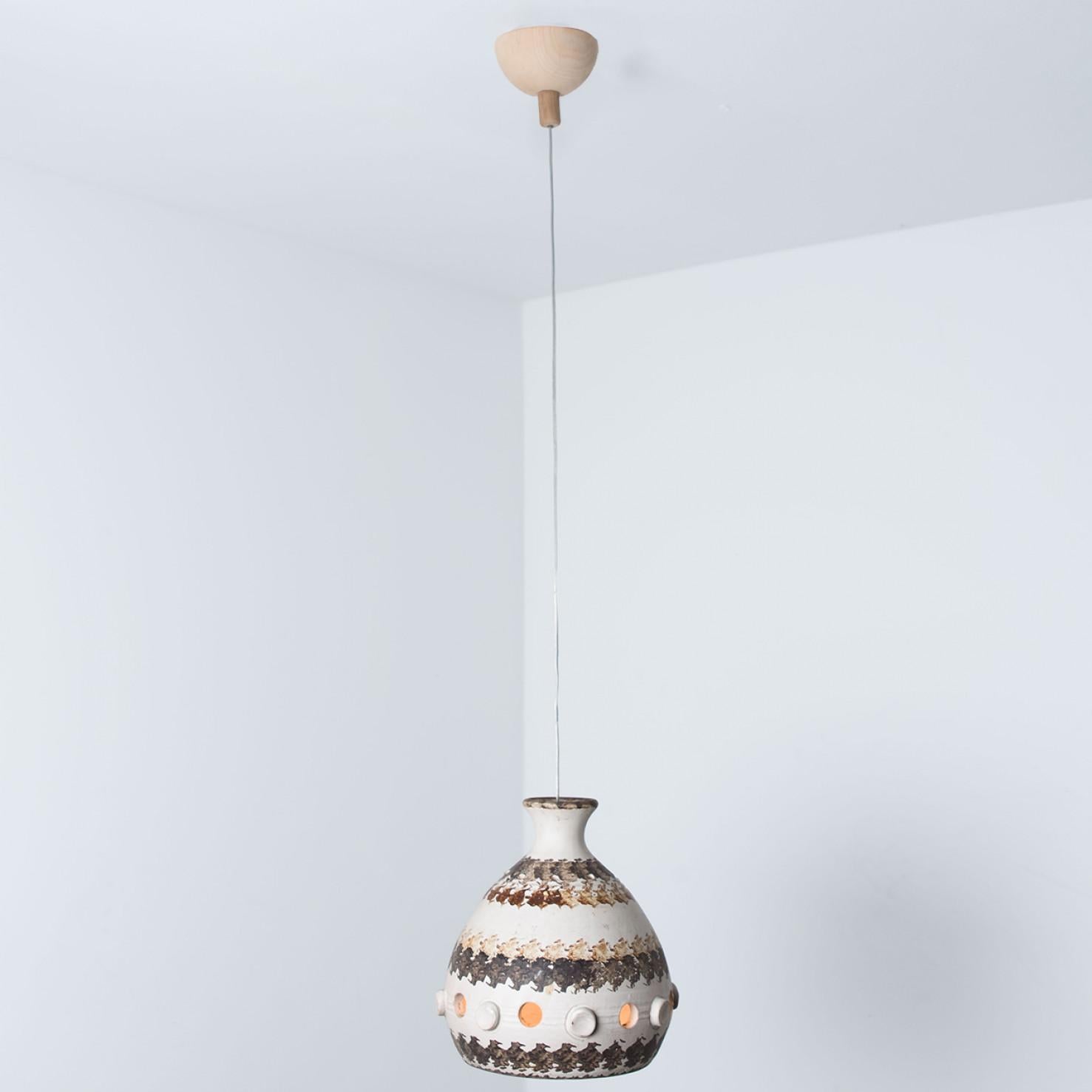 Coppia di lampade a sospensione a cono in ceramica bianca, marrone e beige, Danimarca, 1970 in vendita 5