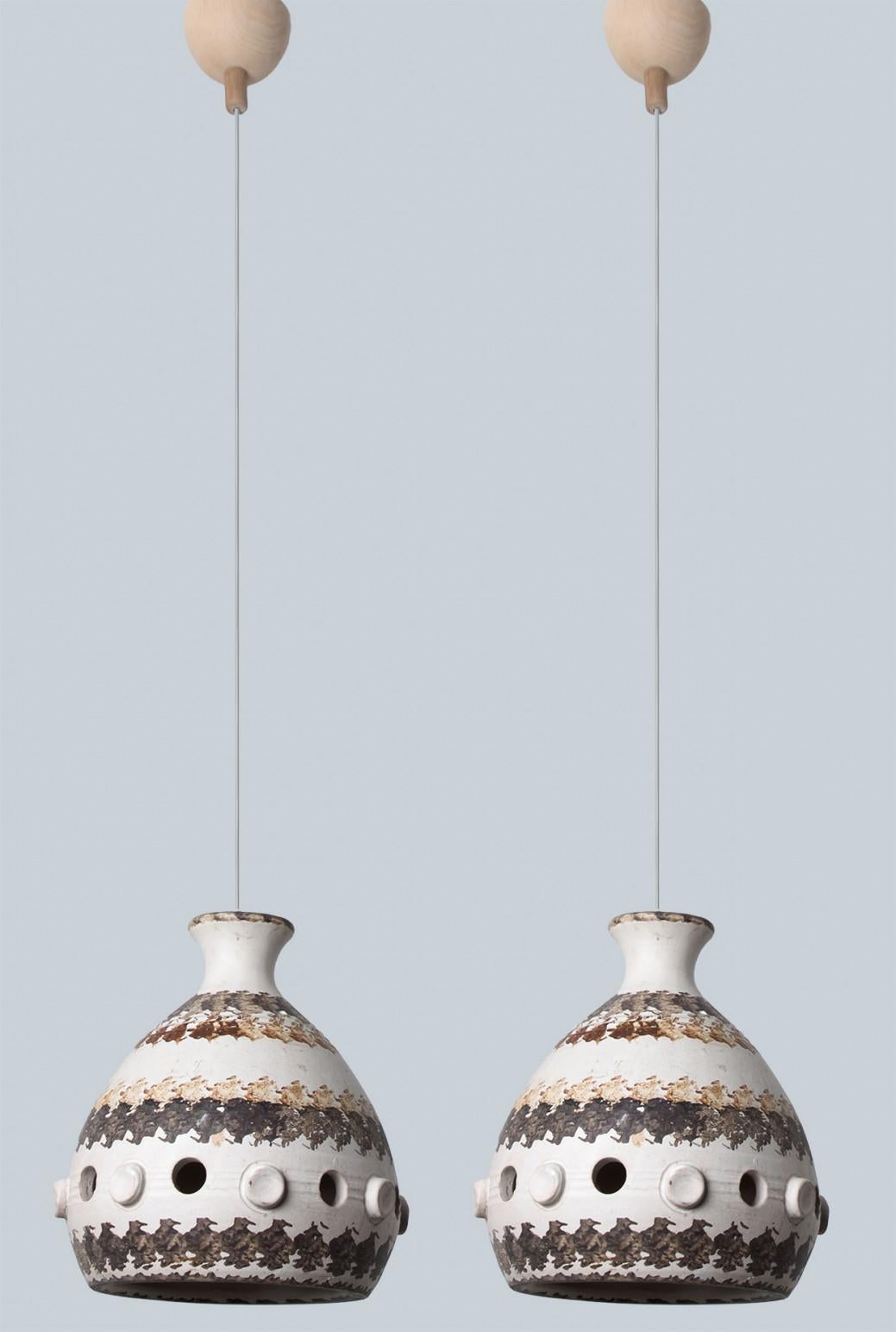 Coppia di lampade a sospensione a cono in ceramica bianca, marrone e beige, Danimarca, 1970 in vendita 6