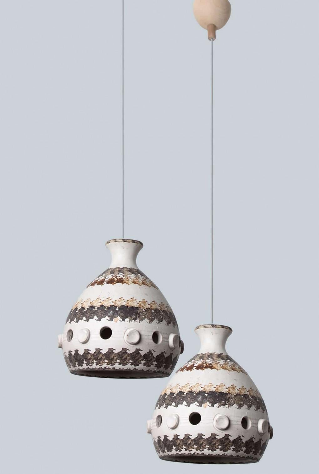 Coppia di lampade a sospensione a cono in ceramica bianca, marrone e beige, Danimarca, 1970 in vendita 6