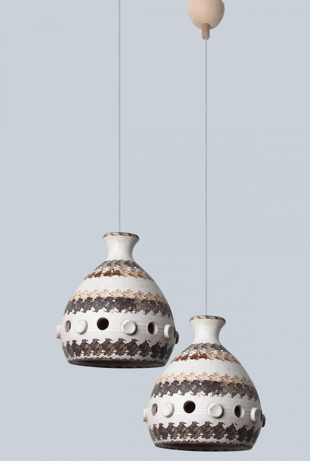 Coppia di lampade a sospensione a cono in ceramica bianca, marrone e beige, Danimarca, 1970 in vendita 7
