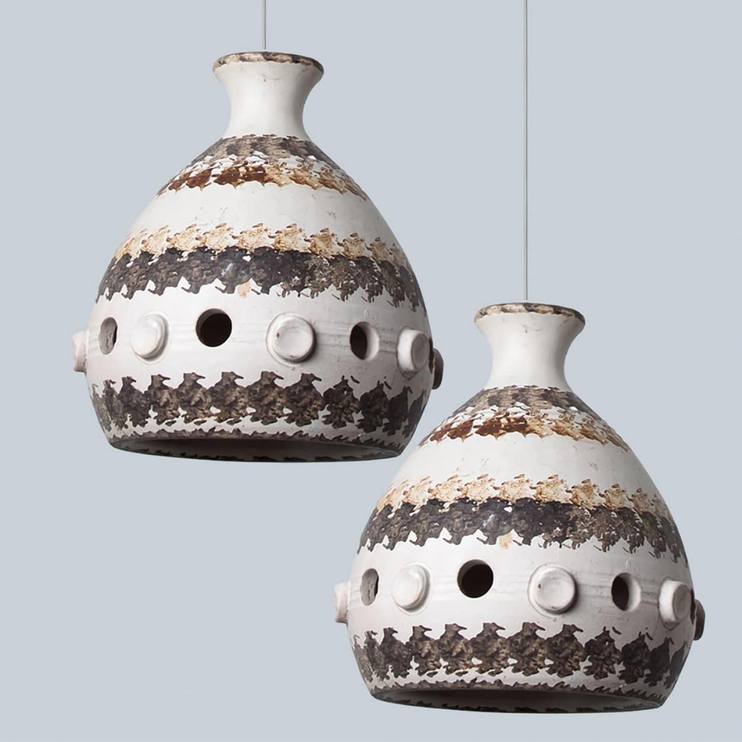 Coppia di lampade a sospensione a cono in ceramica bianca, marrone e beige, Danimarca, 1970 in vendita 7