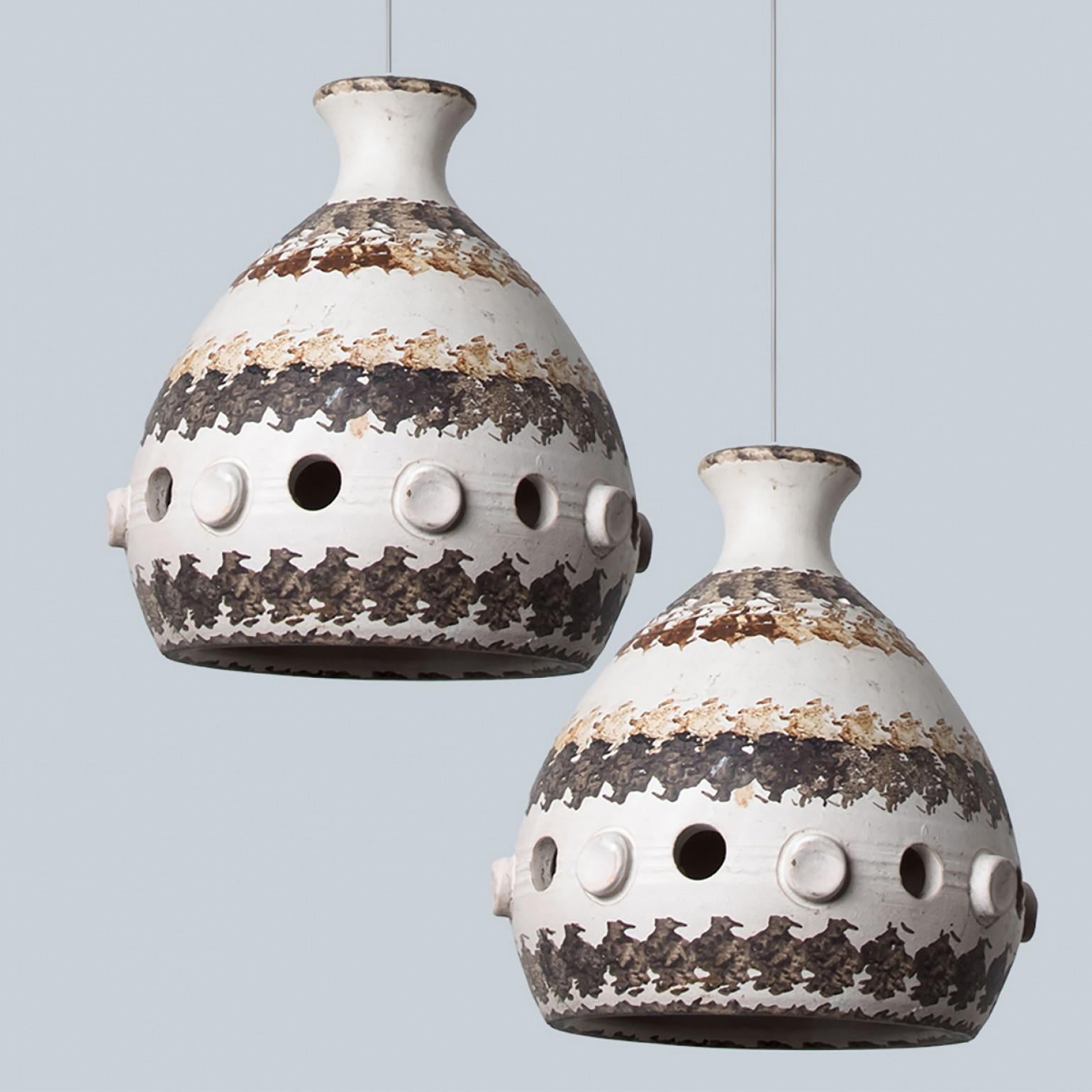 Coppia di lampade a sospensione a cono in ceramica bianca, marrone e beige, Danimarca, 1970 in vendita 8