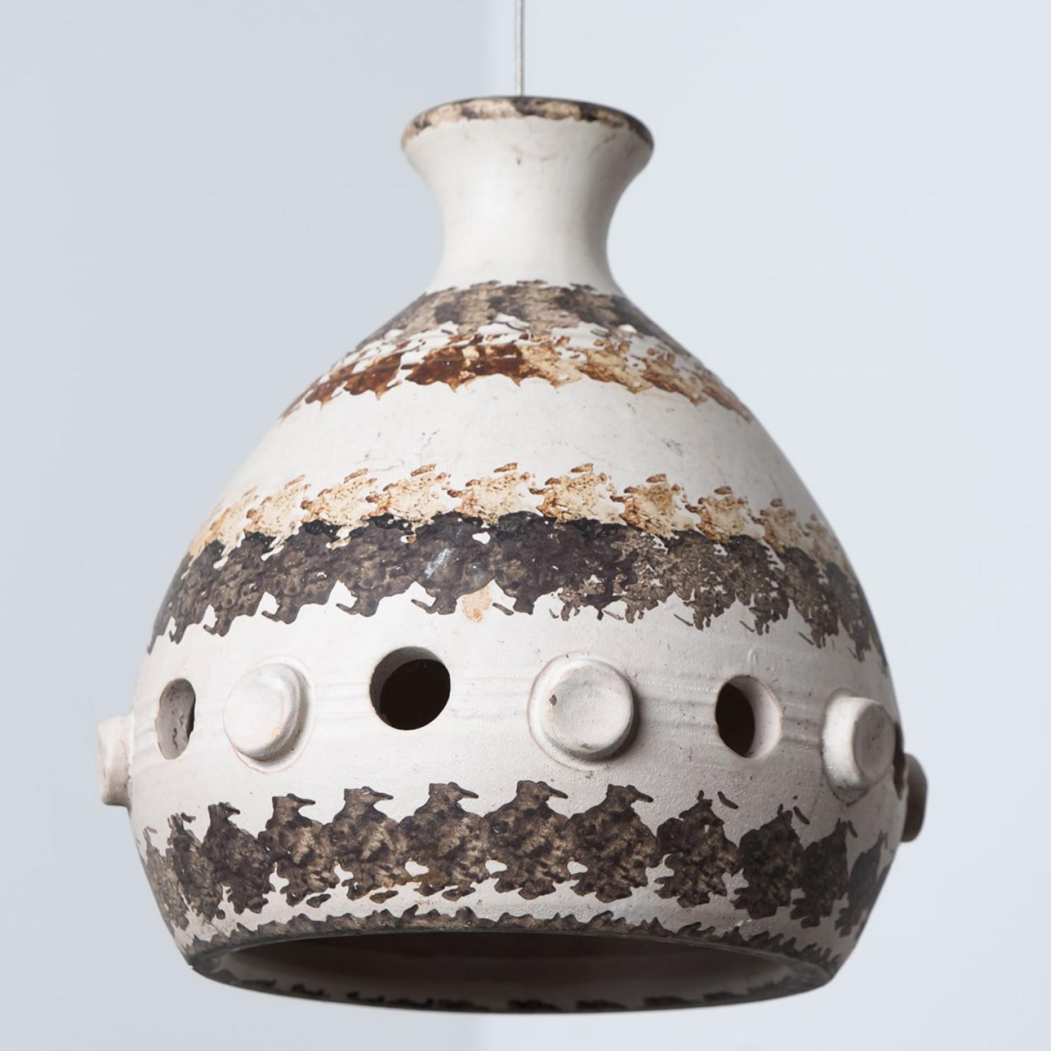 Una coppia di splendide lampade a sospensione rotonde dalla forma insolita, realizzate in ceramica a righe marroni e beige, prodotte negli anni '70 in Danimarca. Abbiamo anche una moltitudine di set e composizioni luminose in ceramica colorata,