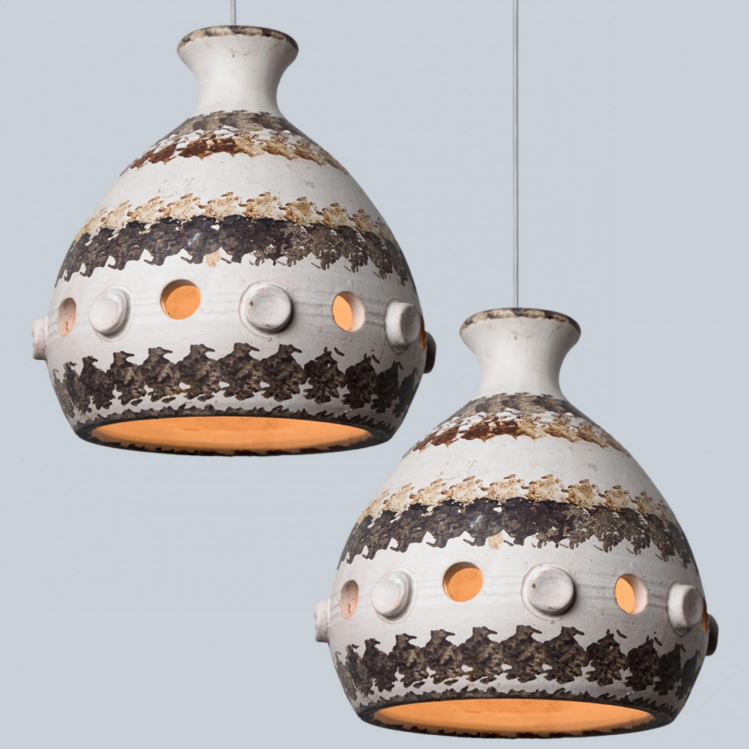 Mid-Century moderno Coppia di lampade a sospensione a cono in ceramica bianca, marrone e beige, Danimarca, 1970 in vendita