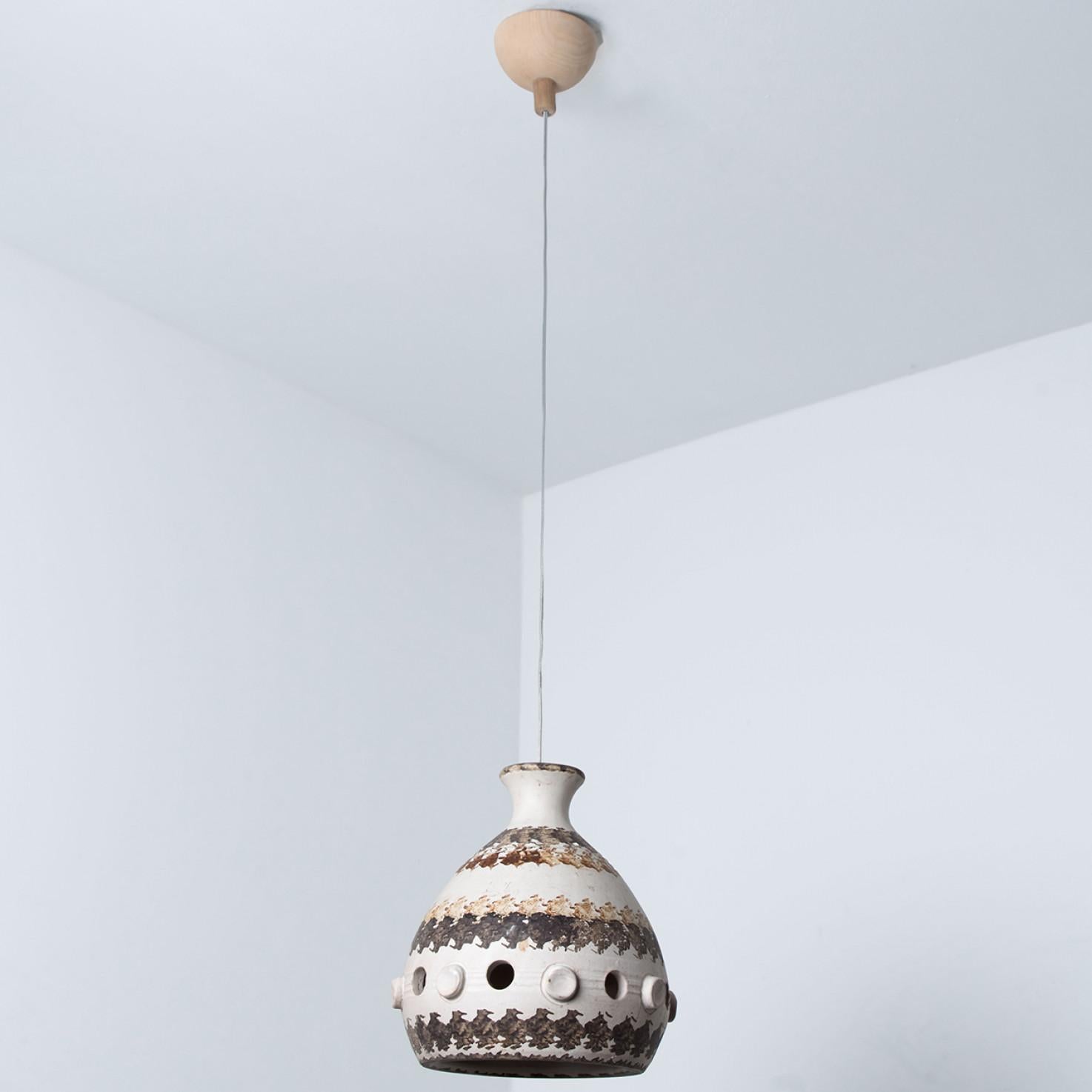 Tedesco Coppia di lampade a sospensione a cono in ceramica bianca, marrone e beige, Danimarca, 1970 in vendita