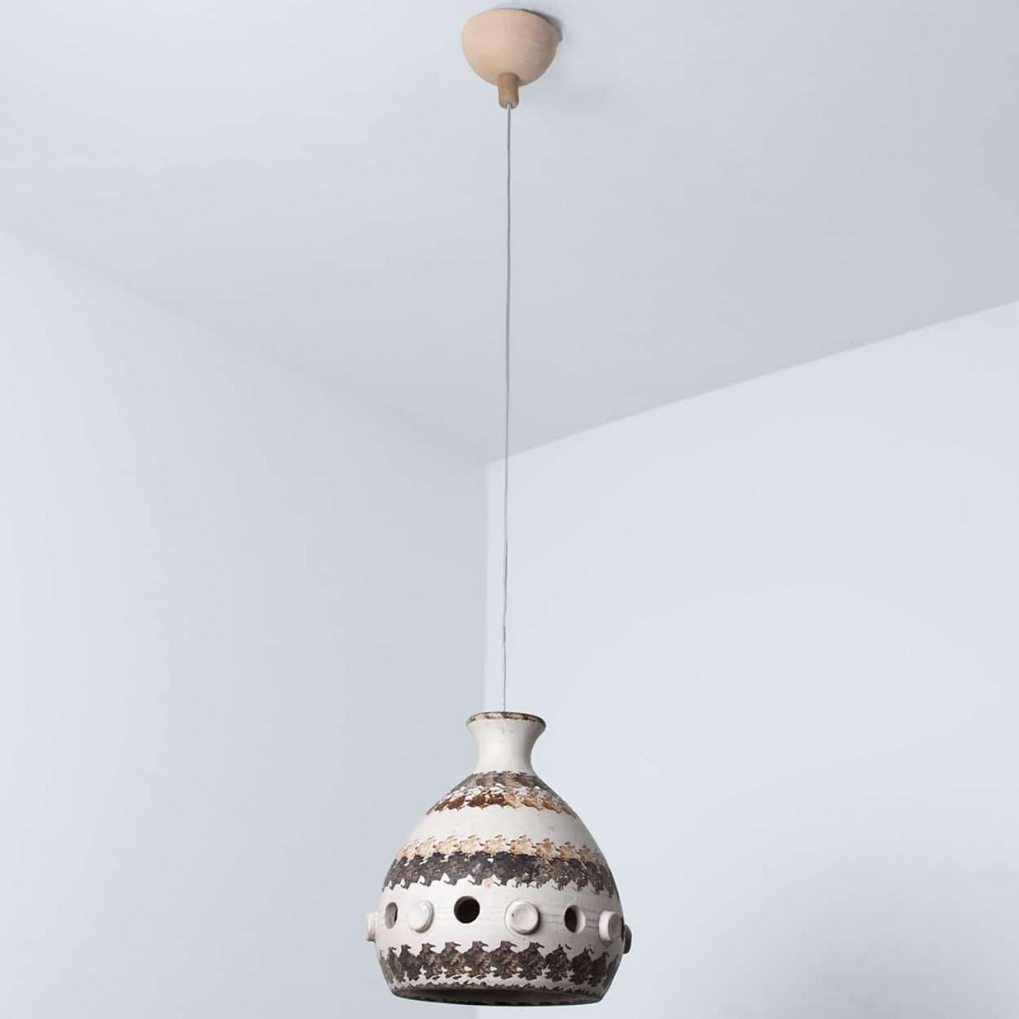 Tedesco Coppia di lampade a sospensione a cono in ceramica bianca, marrone e beige, Danimarca, 1970 in vendita