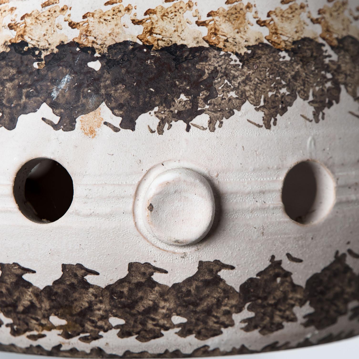 Smaltato Coppia di lampade a sospensione a cono in ceramica bianca, marrone e beige, Danimarca, 1970 in vendita