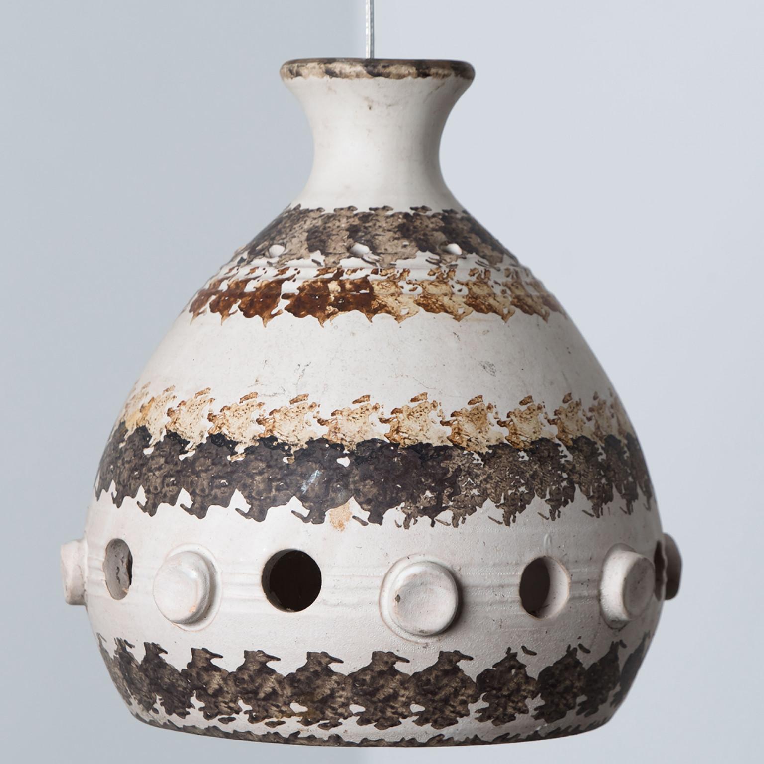 Coppia di lampade a sospensione a cono in ceramica bianca, marrone e beige, Danimarca, 1970 In condizioni buone in vendita a Rijssen, NL