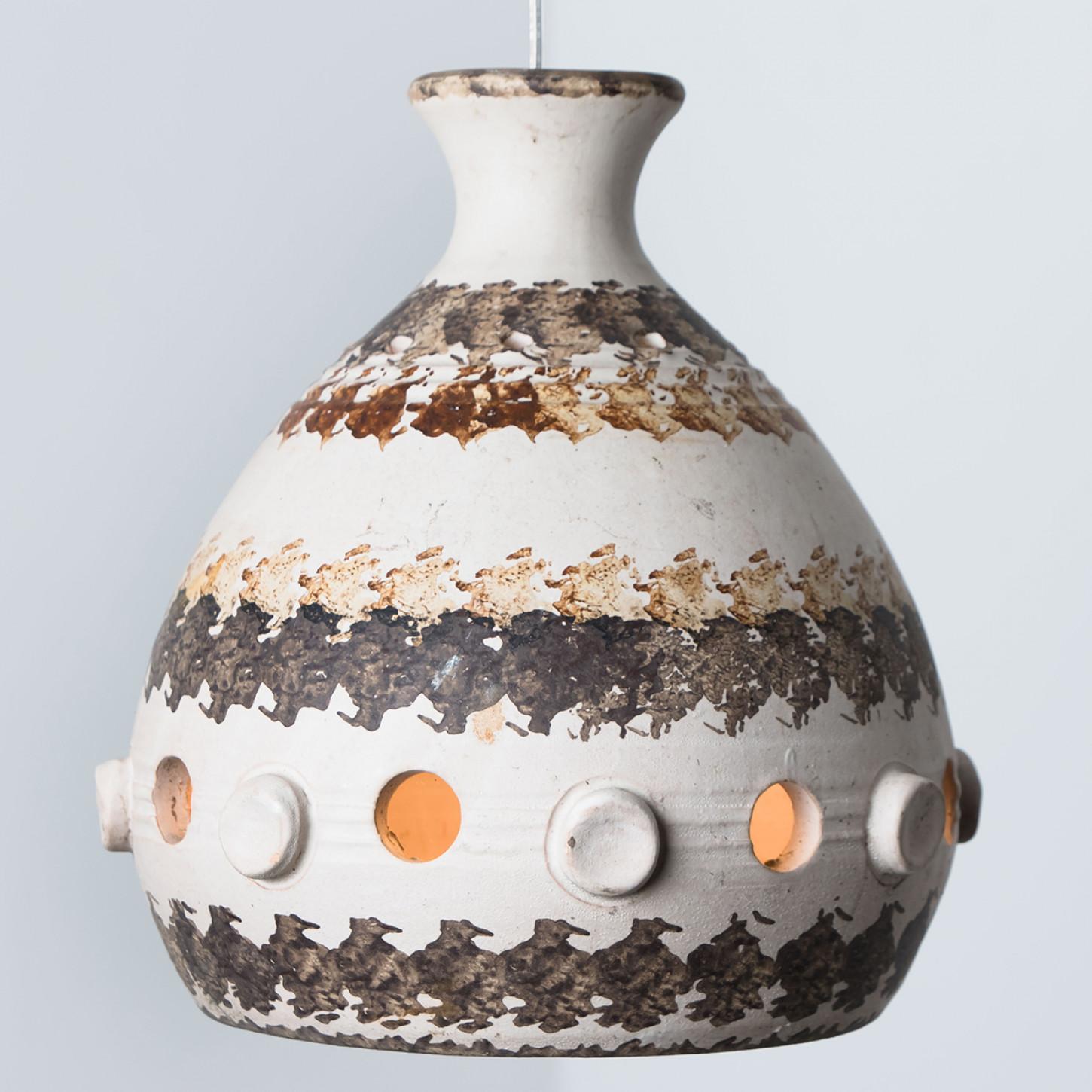 Coppia di lampade a sospensione a cono in ceramica bianca, marrone e beige, Danimarca, 1970 in vendita 1