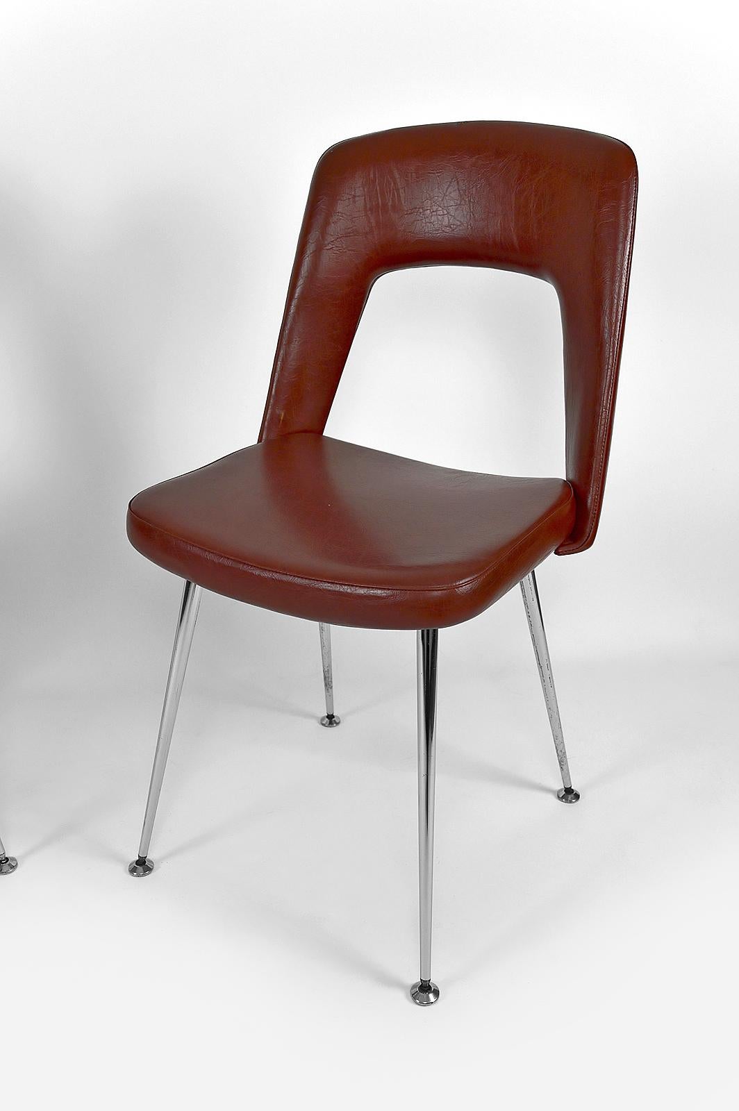 Paire de chaises de conférence en chrome et similicuir, datant d'environ 1960 en vente 3