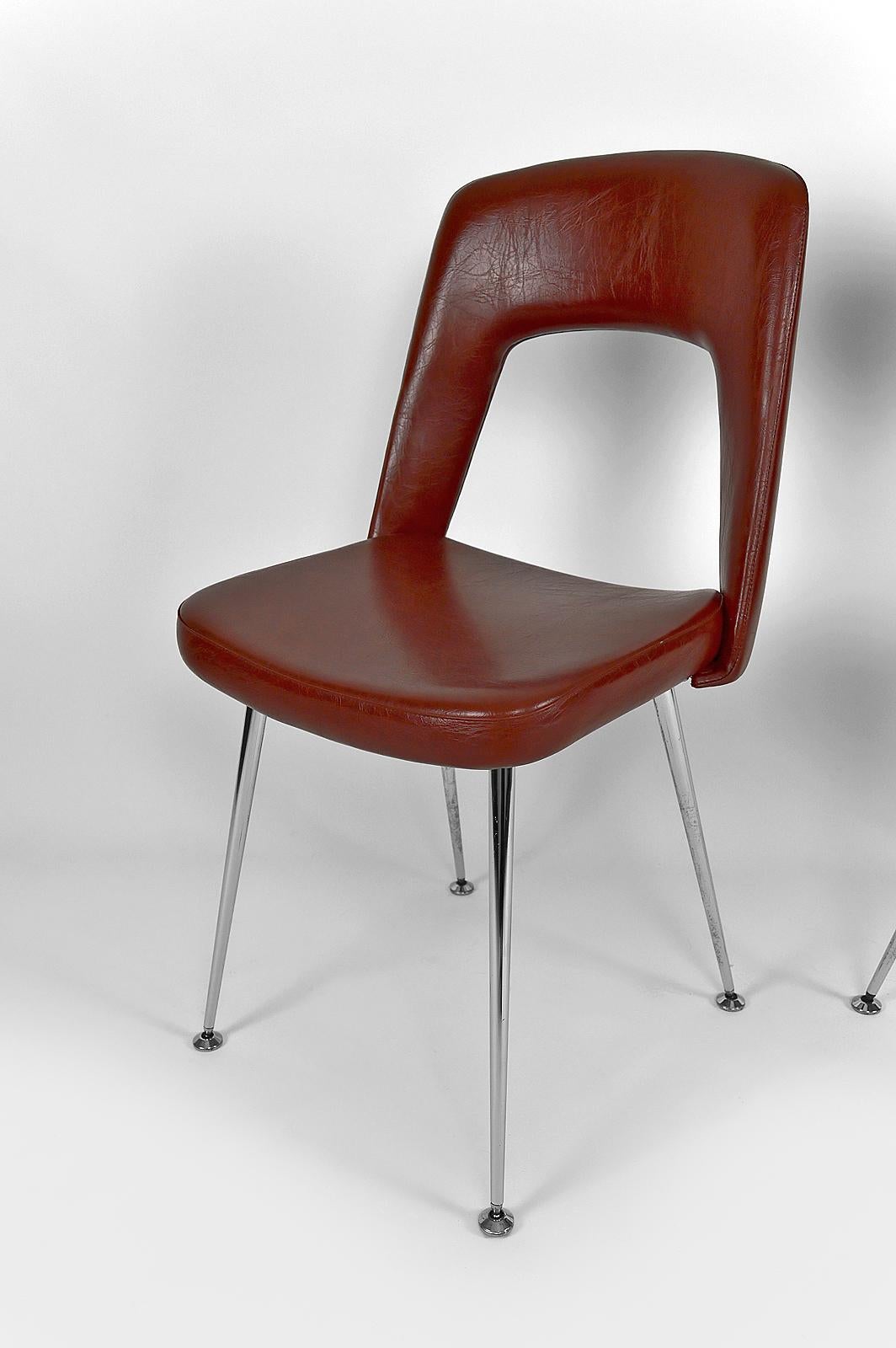 Paire de chaises de conférence en chrome et similicuir, datant d'environ 1960 en vente 4