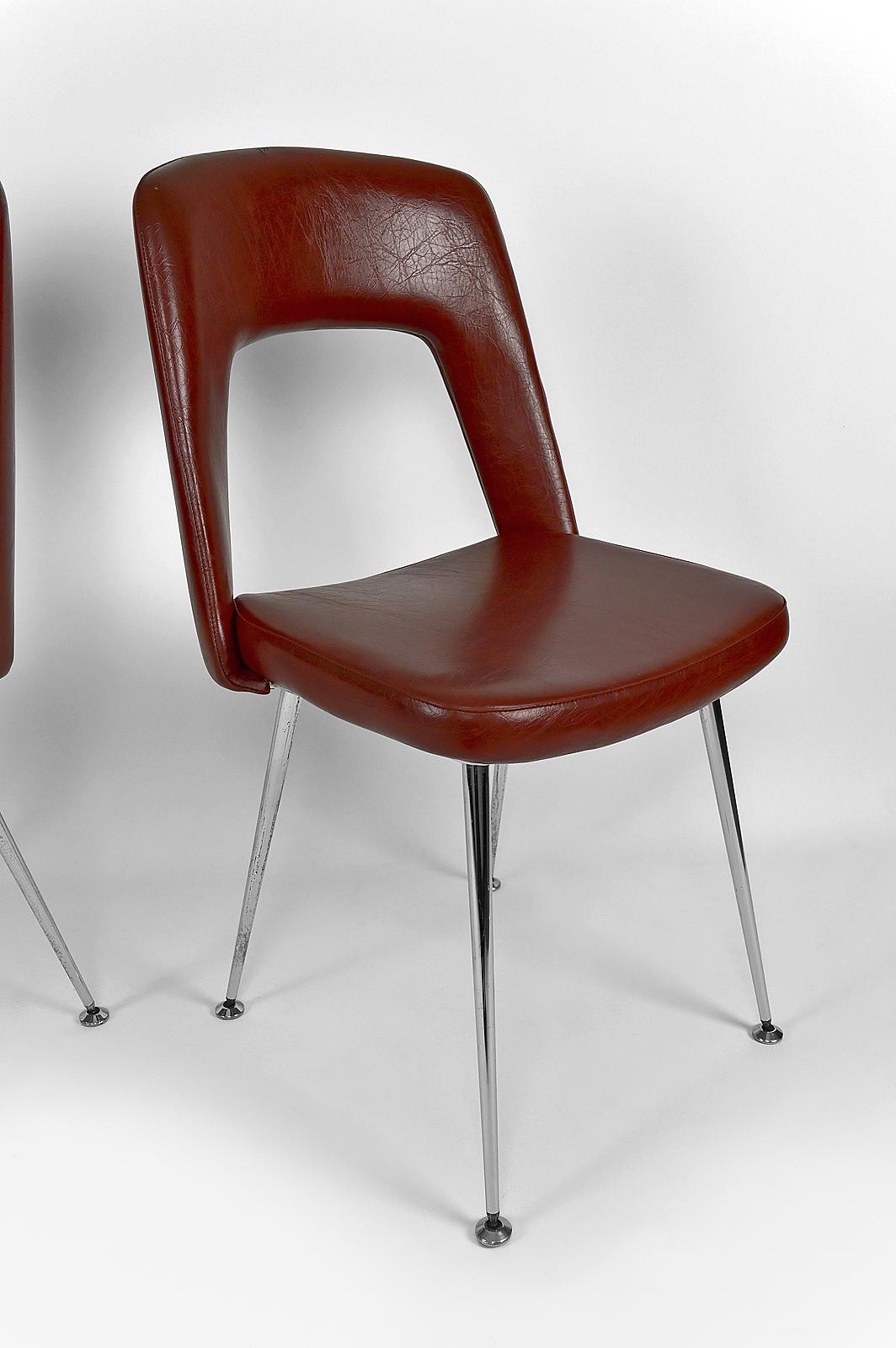 Paire de chaises de conférence en chrome et similicuir, datant d'environ 1960 en vente 5