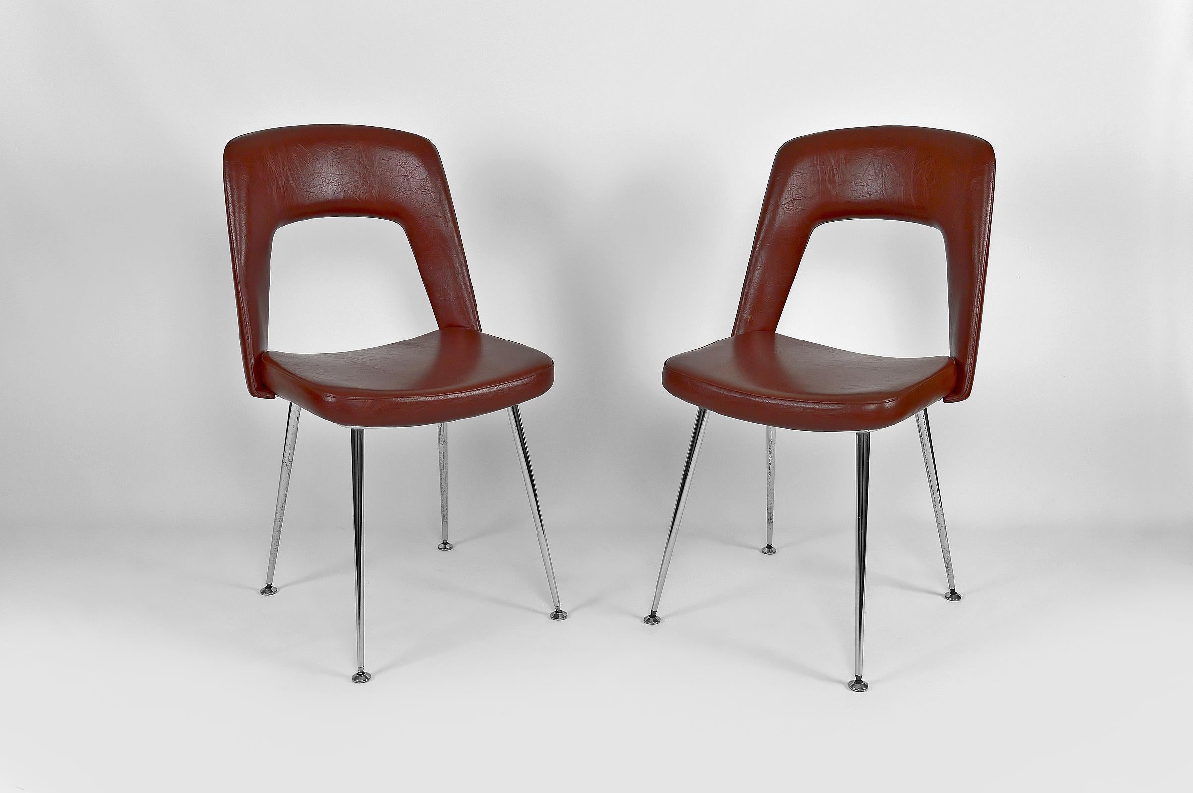 Elegant pair of office / desk / conference chairs.

Chrome structure, seat and backrest in brown / tan leatherette / faux-leather.

Mid-Century Modern, Europe, circa 1960-1970.
Unsigned, possibly by designer Eero Saarinen for Knoll.

In good