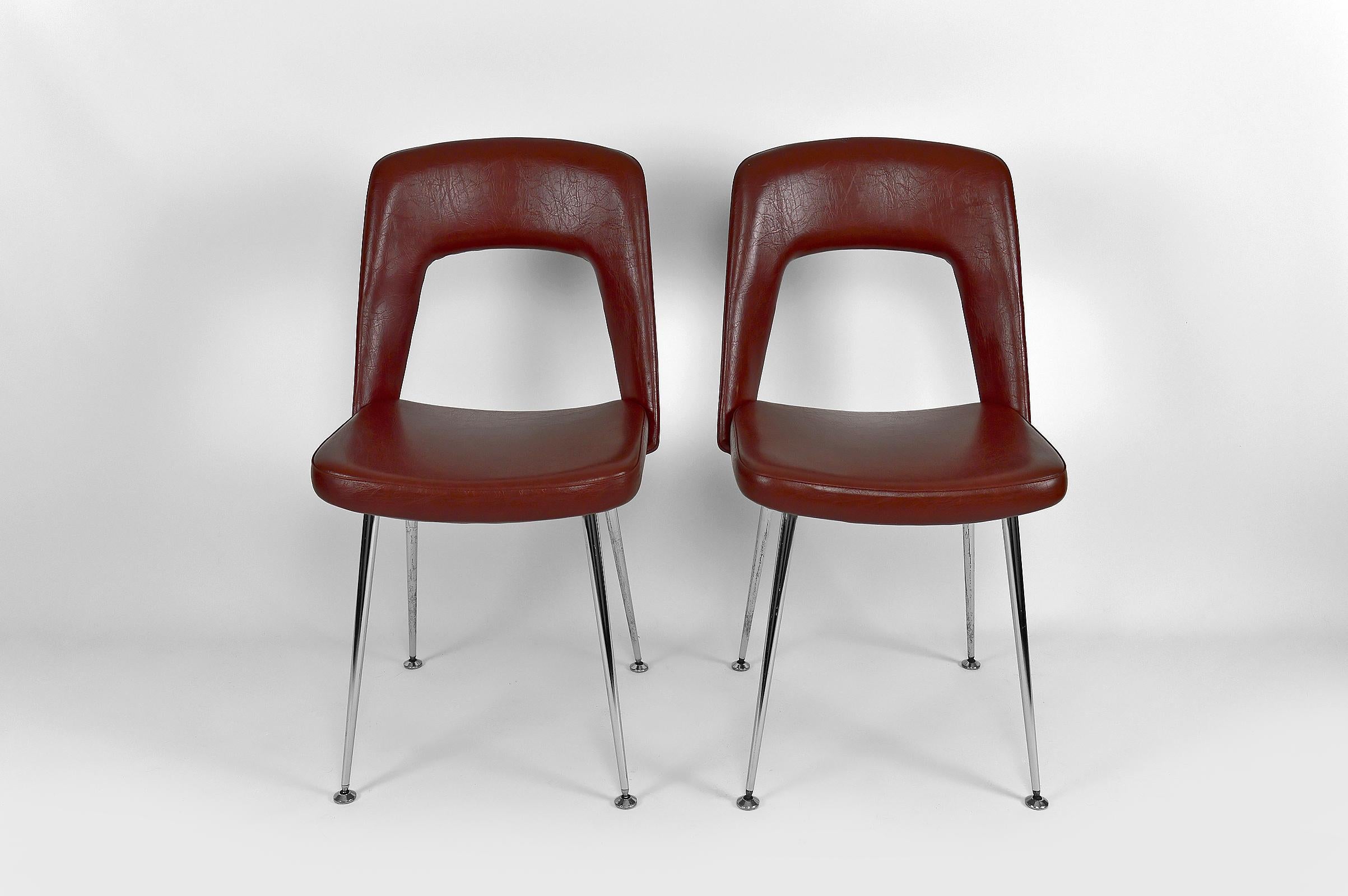 Mid-Century Modern Pair of Conference Chairs in Chrome and Leatherette, circa 1960 For Sale