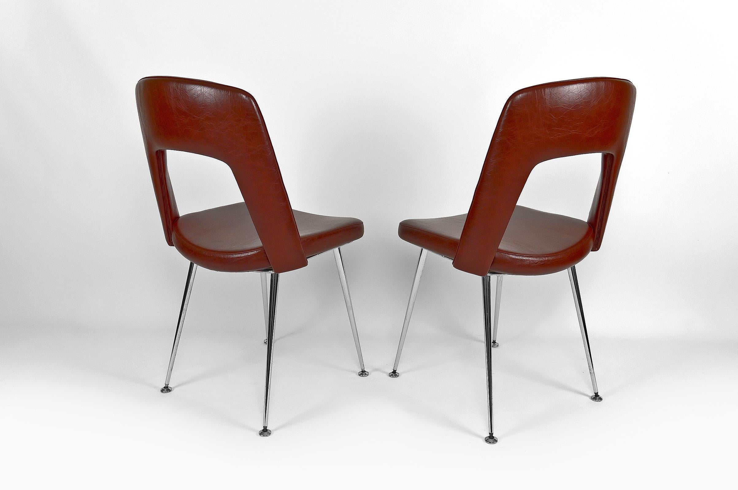 Paire de chaises de conférence en chrome et similicuir, datant d'environ 1960 Bon état - En vente à VÉZELAY, FR