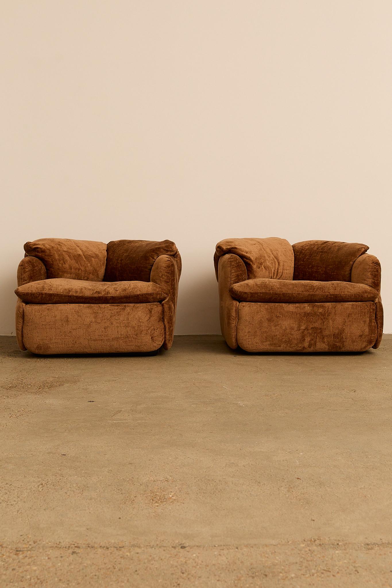 Les fauteuils Confidential fabriqués par Saporiti présentent des lignes douces et arrondies et des coussins moelleux qui créent un confort accueillant et enveloppant. Leur riche revêtement marron apporte chaleur et texture, tandis que le profil bas