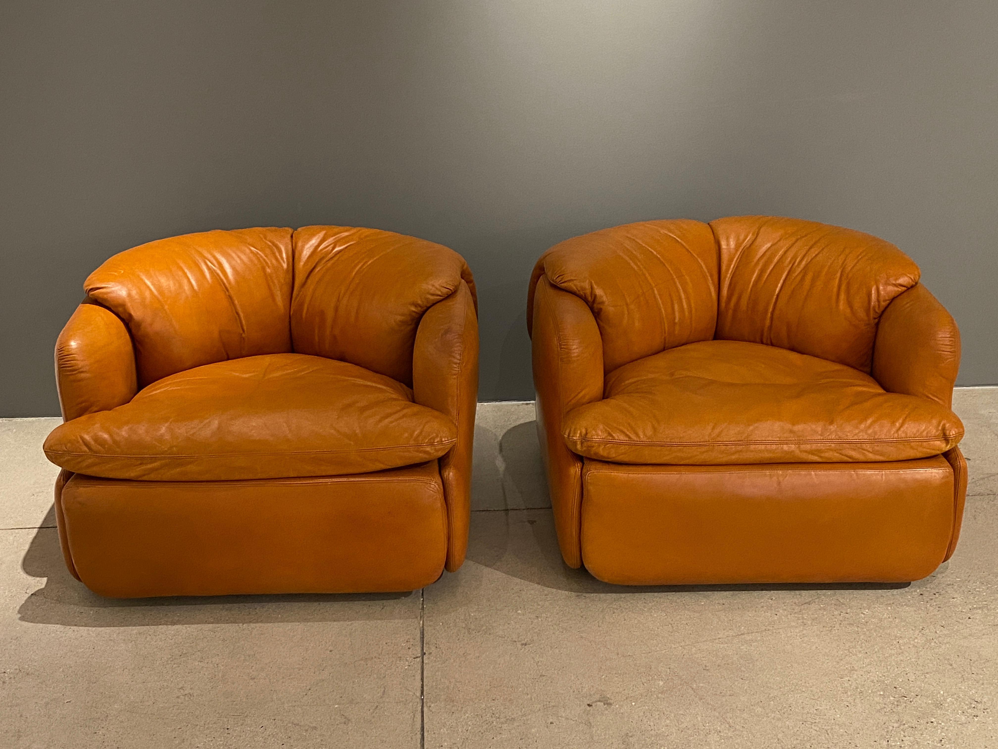 Pair of Confidential Armchairs In Good Condition In Los Angeles, CA