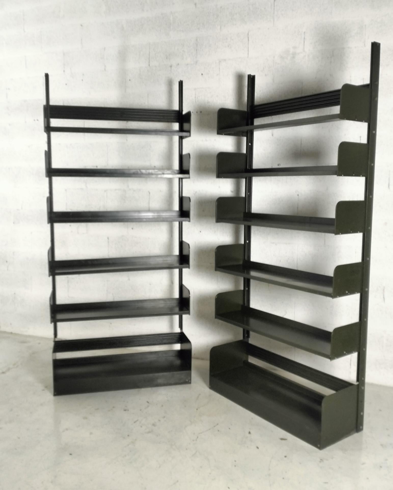 Pareja de librerías de metal verde oliva 