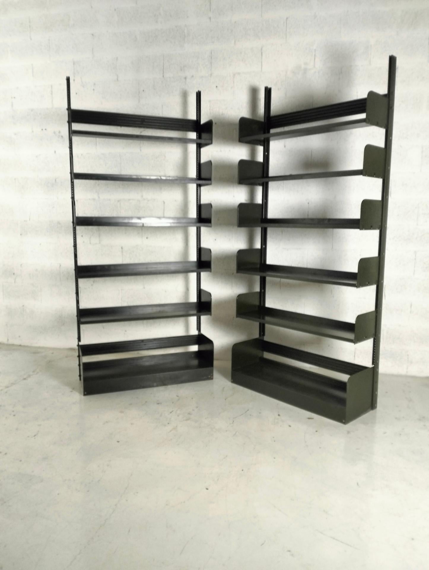 Pareja de librerías de metal verde oliva 