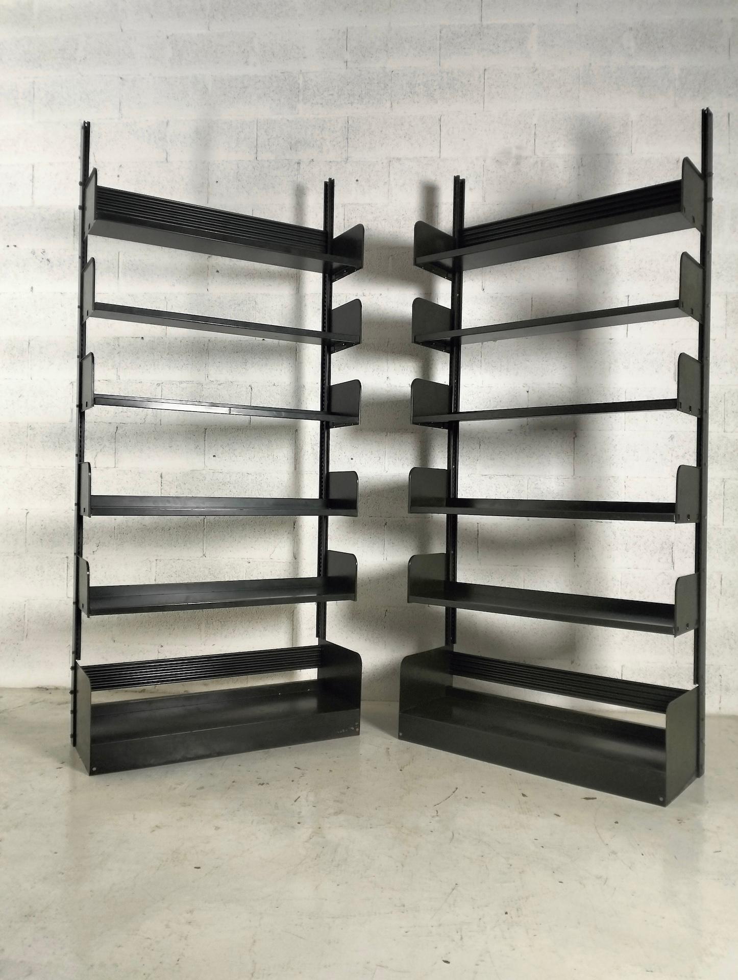 Pareja de librerías de metal verde oliva 