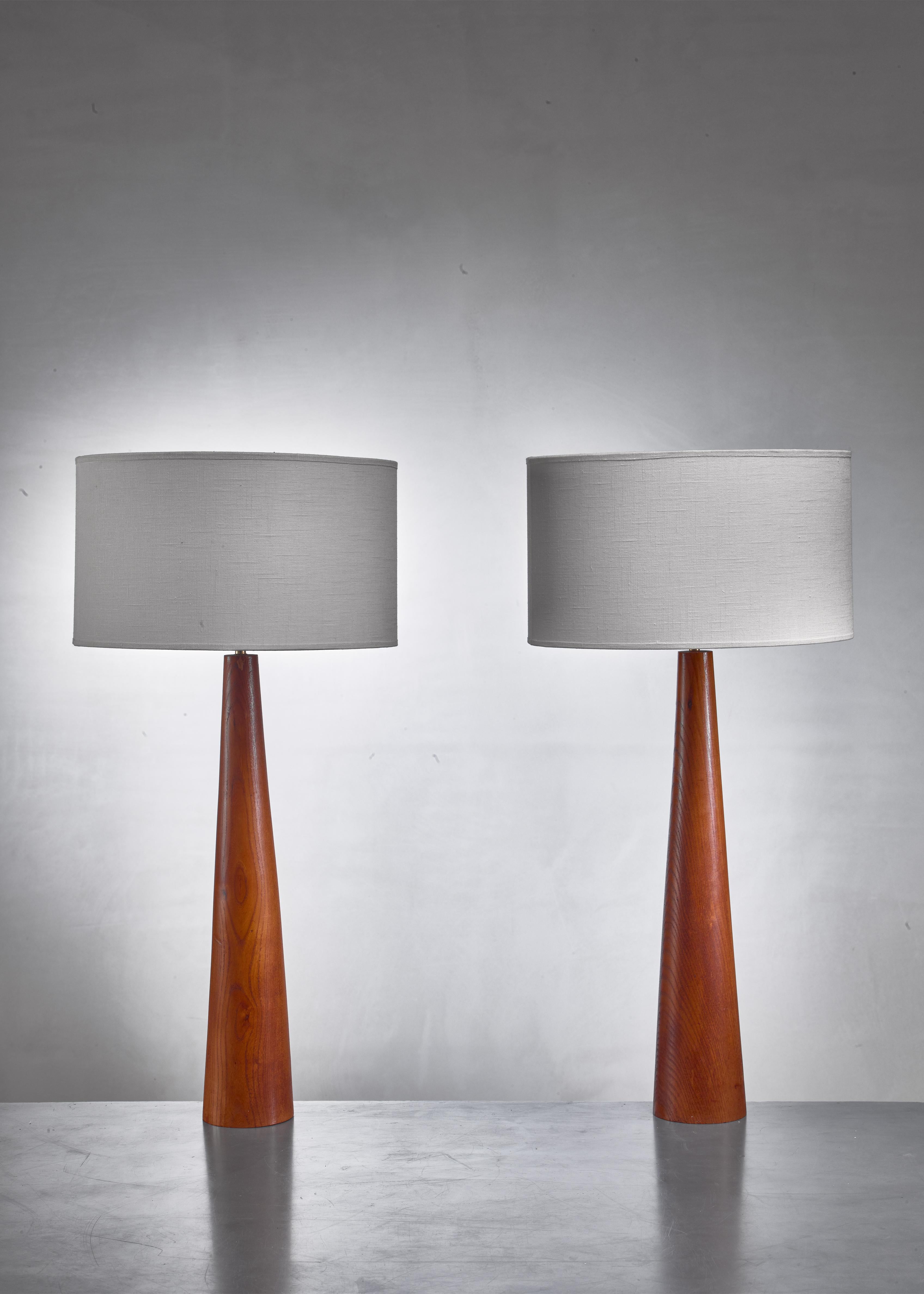 Una coppia di lampade da tavolo svedesi in legno dalla forma conica, semplice, elegante e terrena.

Altezza base senza portalampada: 51 cm / 20,08 pollici
Altezza base Incluso il portalampada: 59 cm / 23,22 pollici
Dimensioni come da foto: 34 cm
