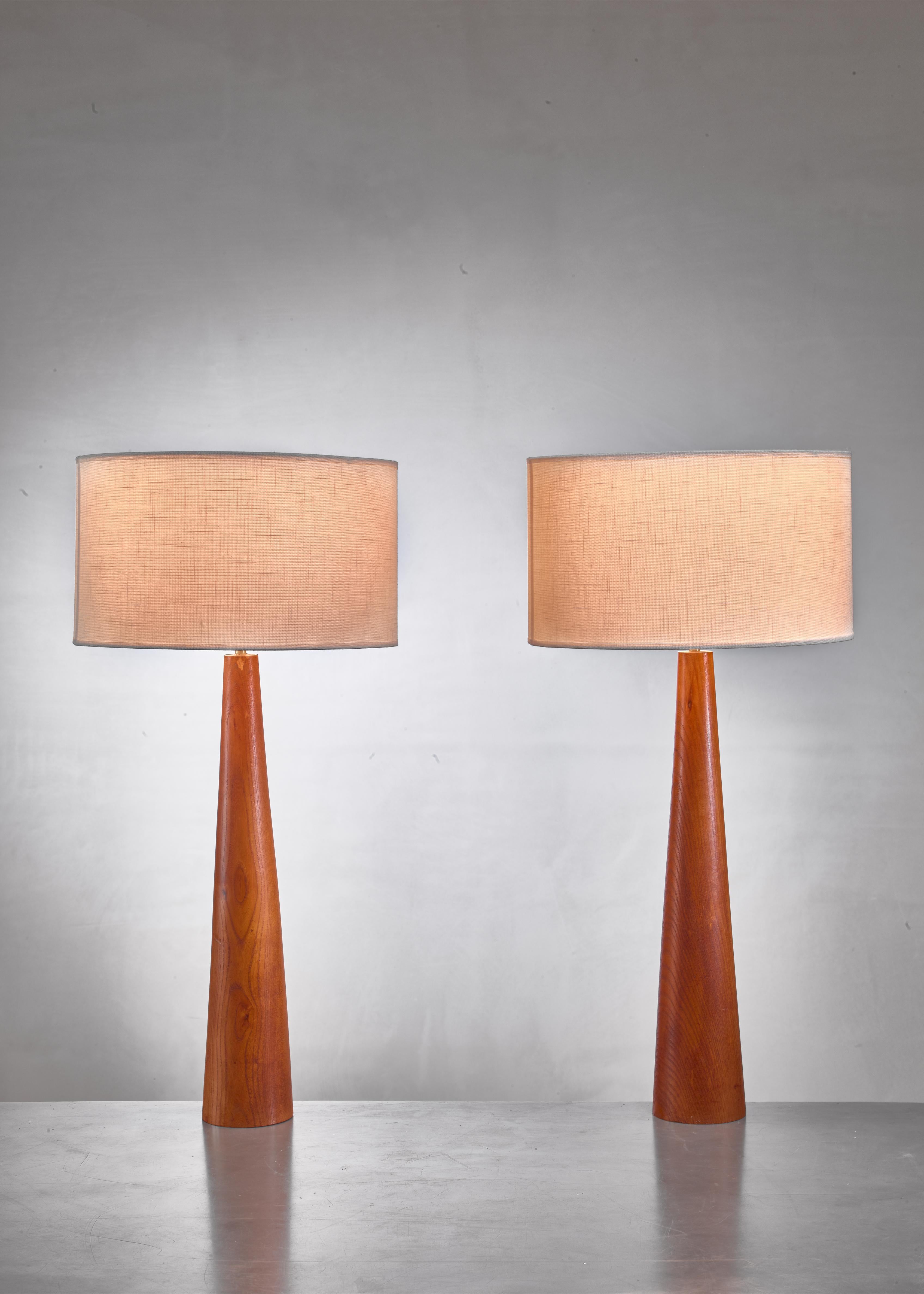 Scandinavo moderno Coppia di lampade da tavolo coniche in legno, Svezia, anni '60