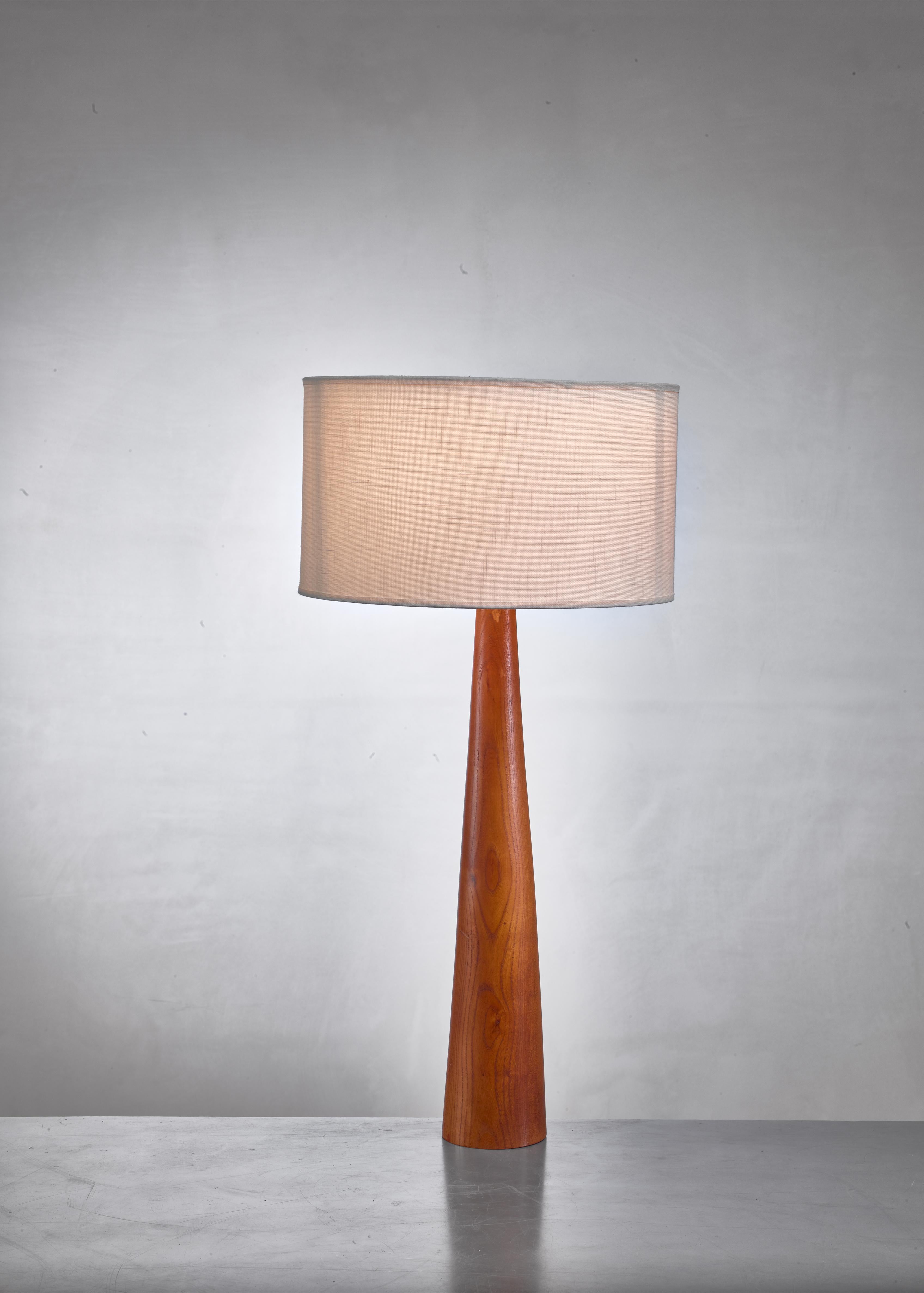 Svedese Coppia di lampade da tavolo coniche in legno, Svezia, anni '60