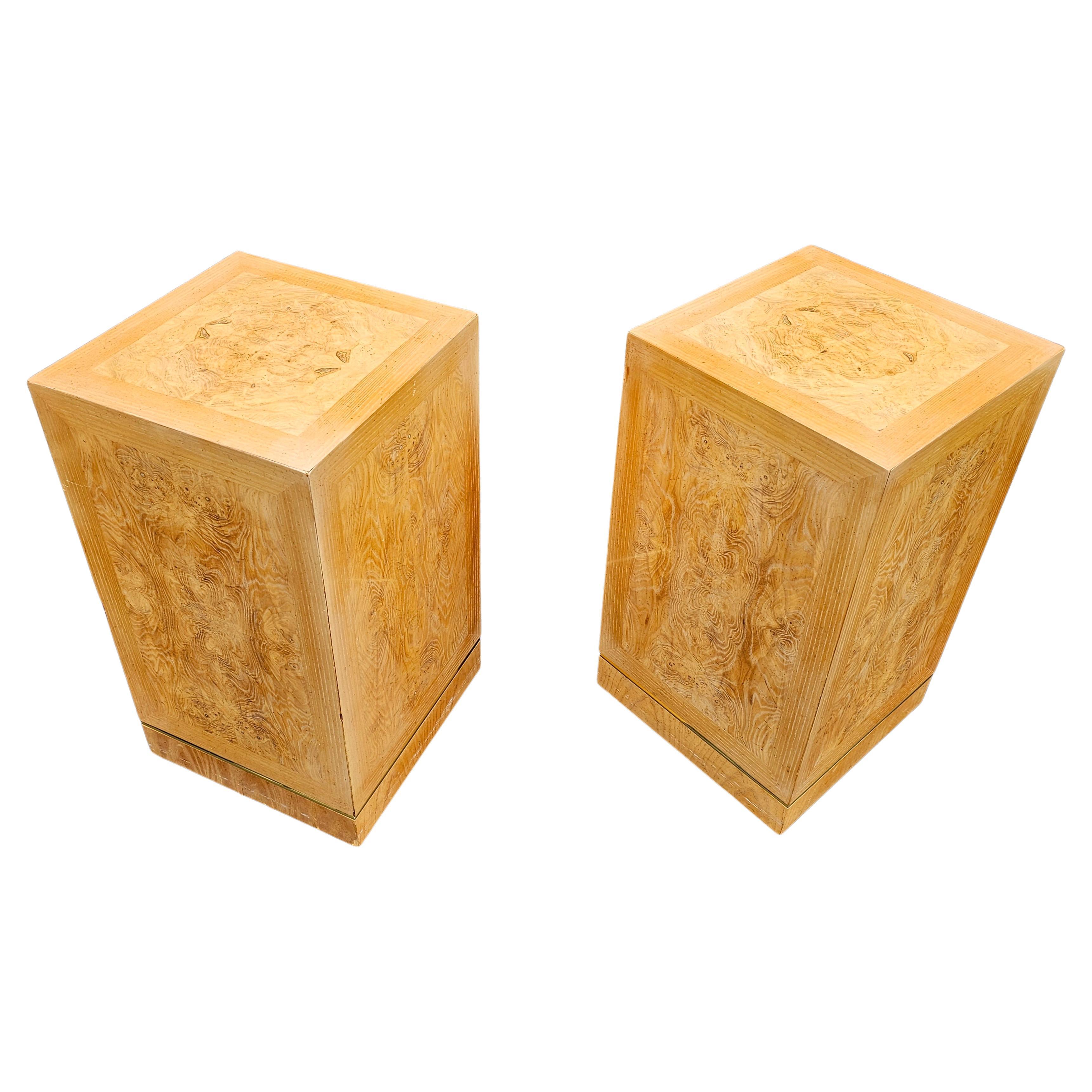 Par de pedestales/columnas de arce y latón Connoisseur By Heritage Burl Moderno de mediados de siglo en venta