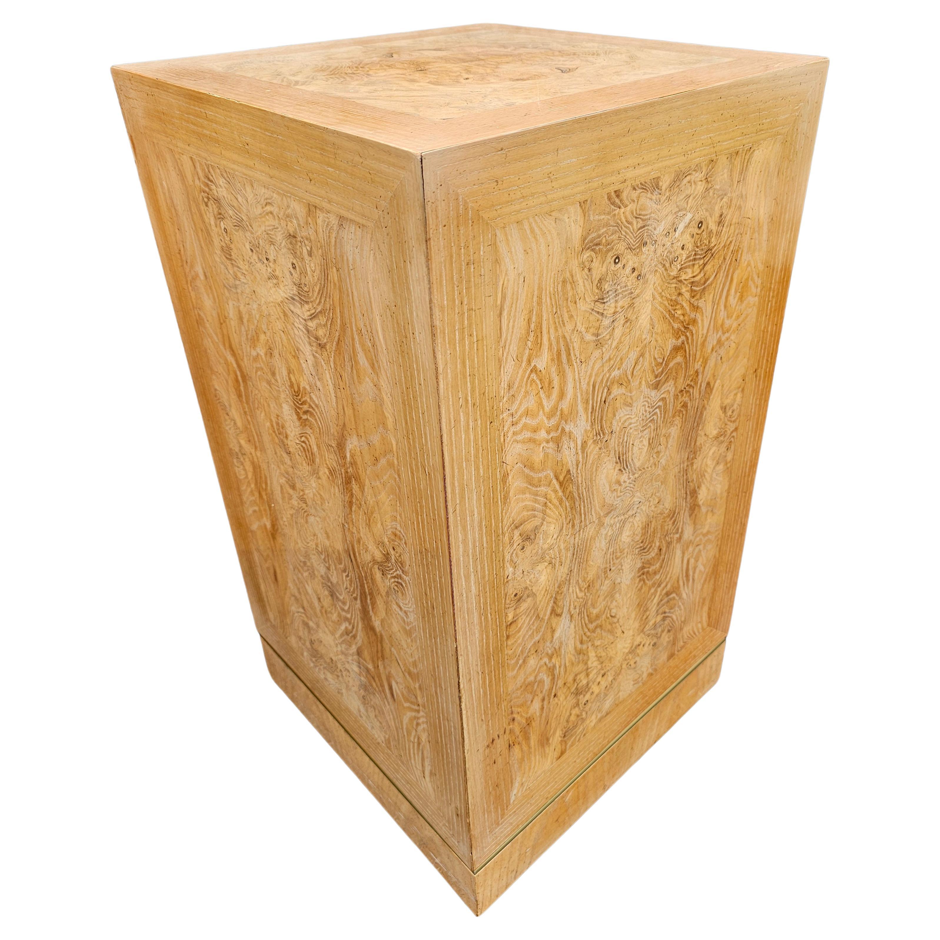 Par de pedestales/columnas de arce y latón Connoisseur By Heritage Burl Estadounidense en venta