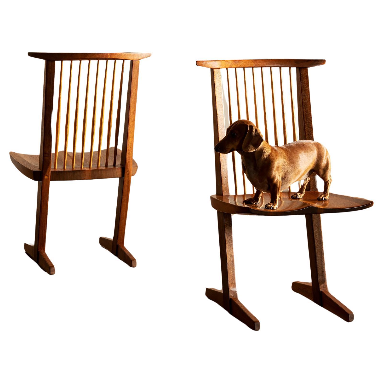 Una splendida coppia di sedie Conoid di George Nakashima in noce nero americano e hickory, New Hope, Pennsylvania, 1982.