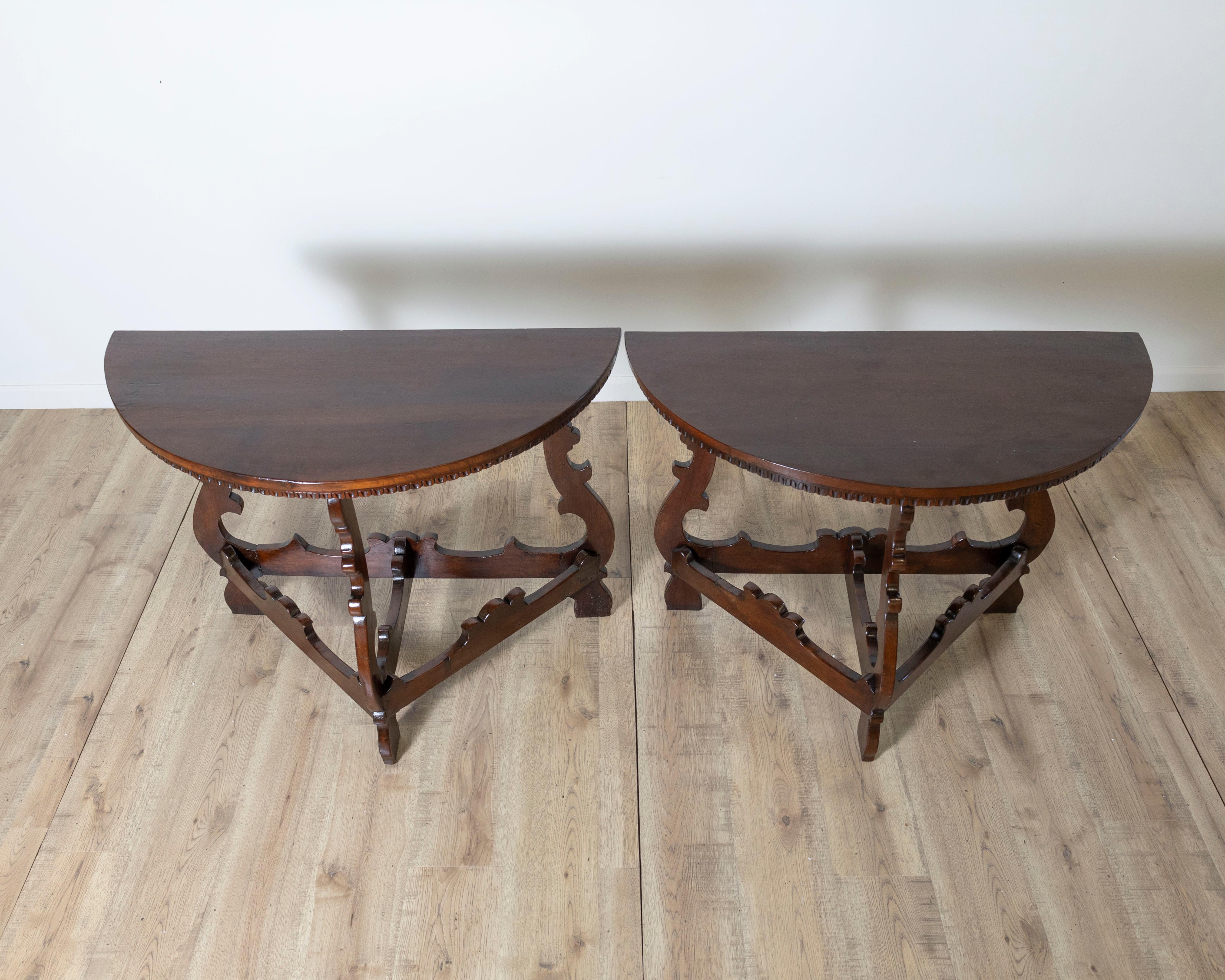 Italian Pair of console in walnut period 18th For Sale