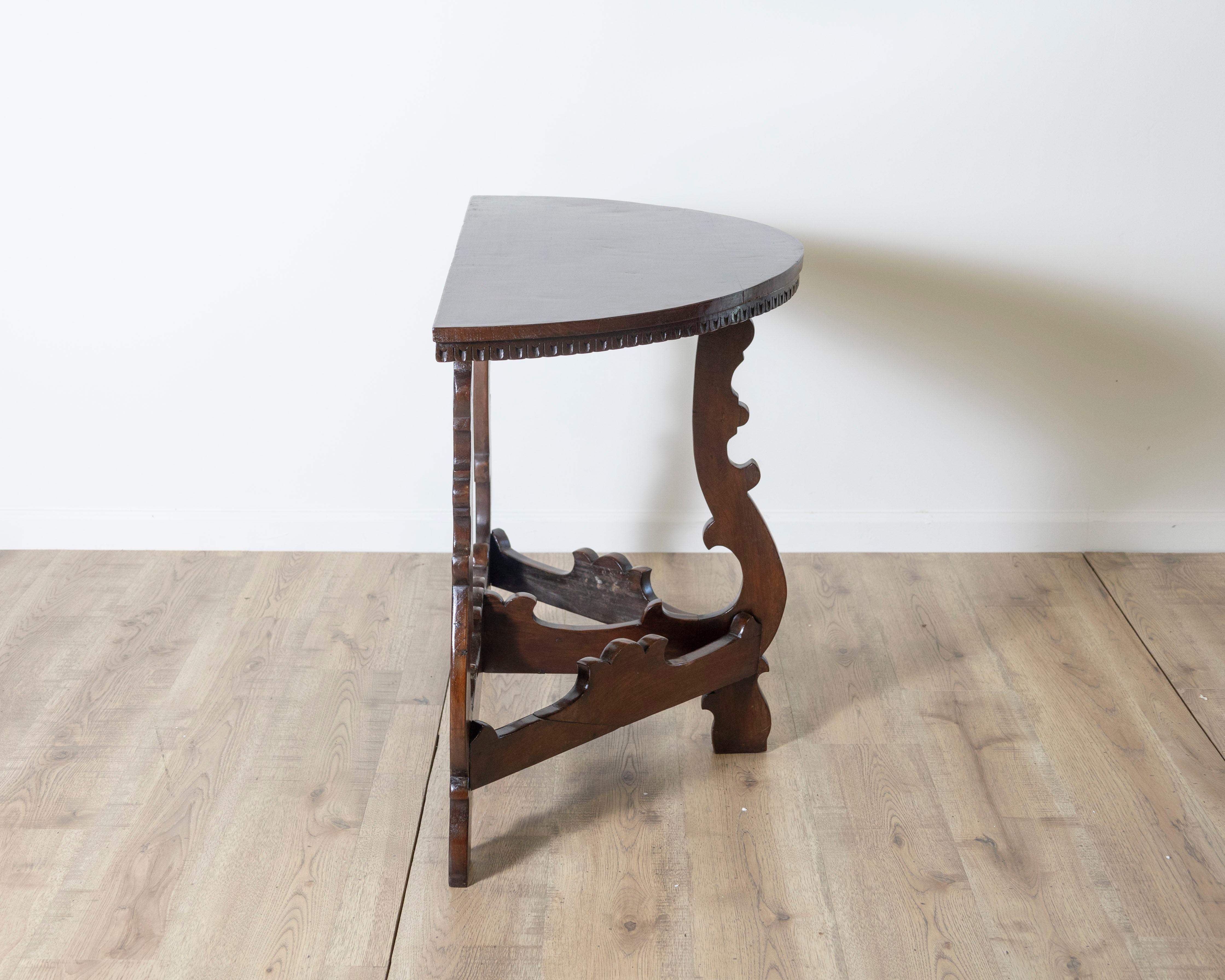 Pair of console in walnut period 18th In Good Condition For Sale In Atlanta, GA
