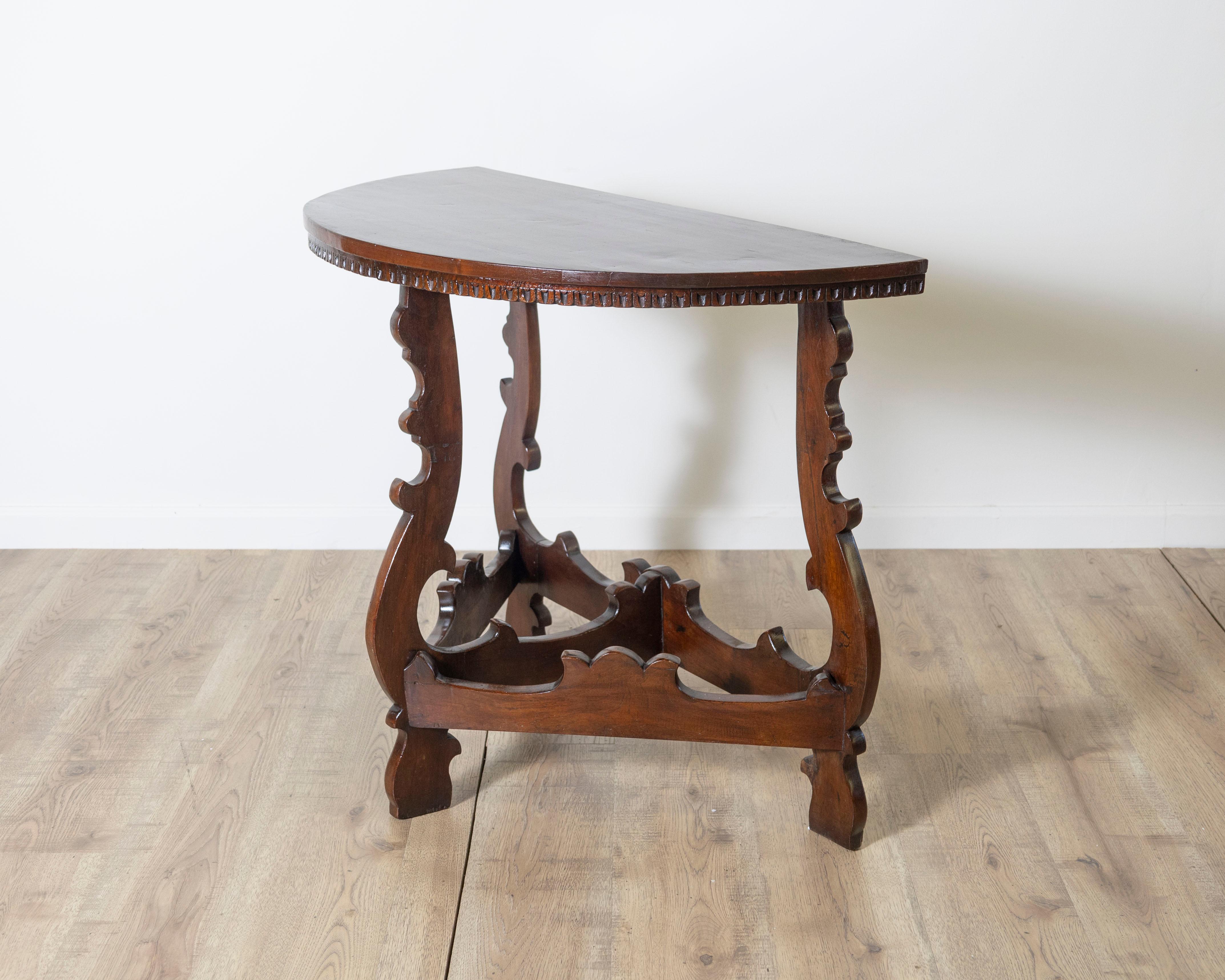 Walnut Pair of console in walnut period 18th For Sale