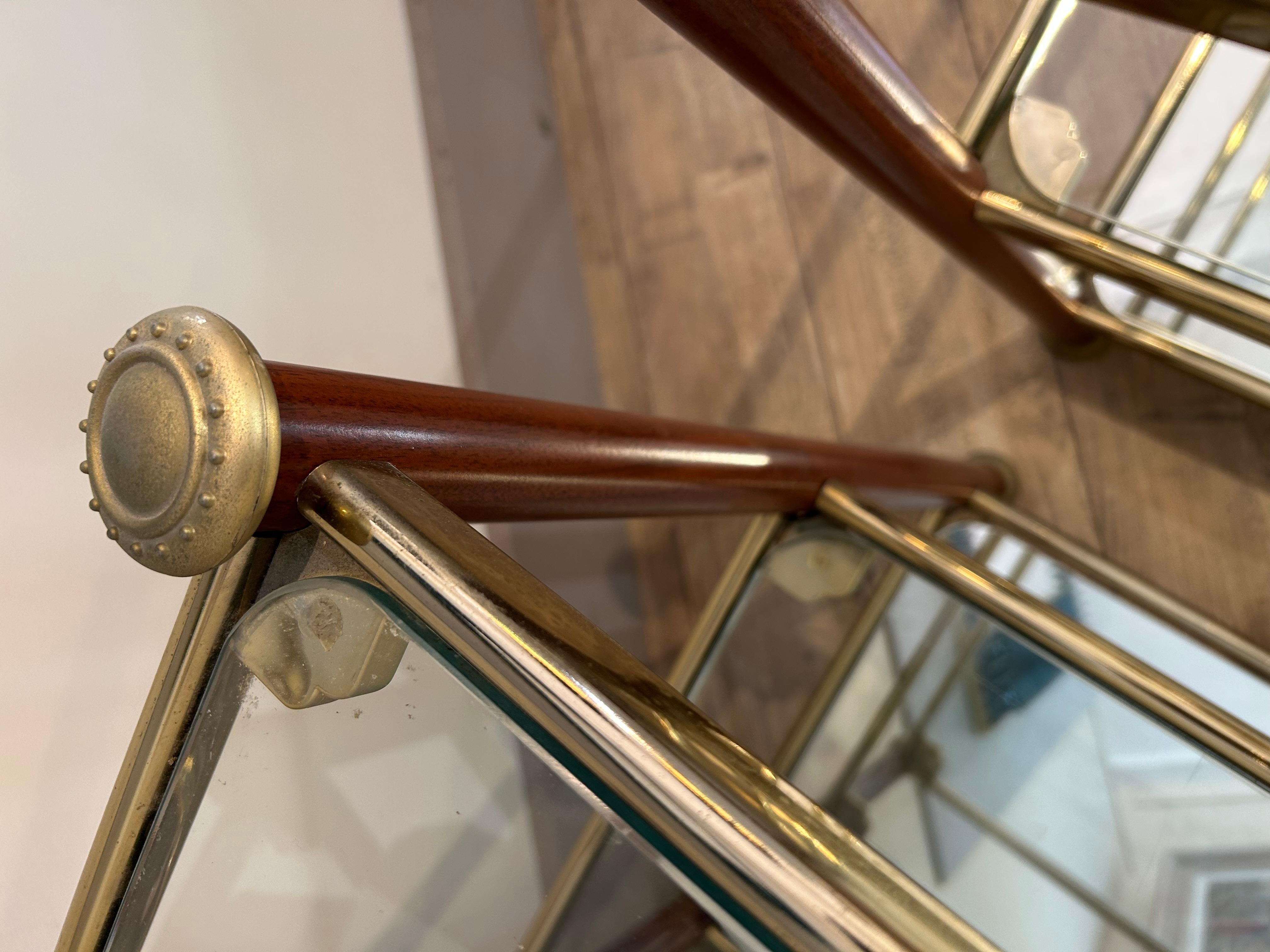Hallo,

Diese beiden Konsolenpaare sind elegante Möbel im Vintage-Stil, die vom Design der 1950er bis 1970er Jahre inspiriert sind. Hier sind einige bemerkenswerte Merkmale:
1. MATERIALIEN:
- • Die Struktur besteht aus gebeizten Holzpfosten